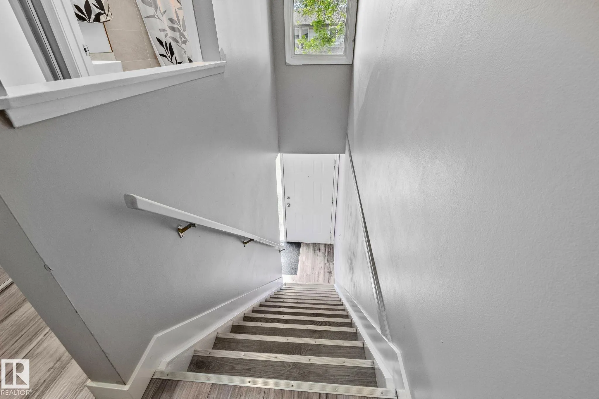 41 AKINSDALE Gardens