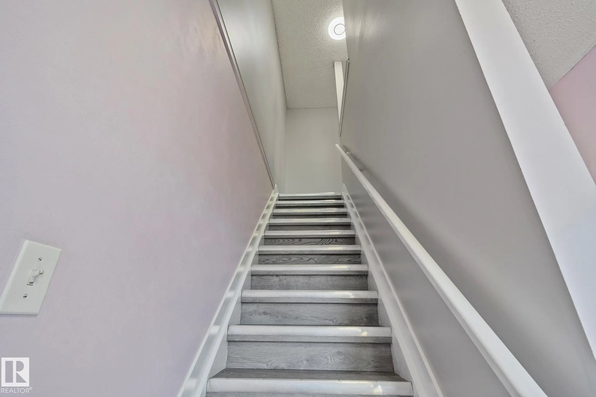 41 AKINSDALE Gardens