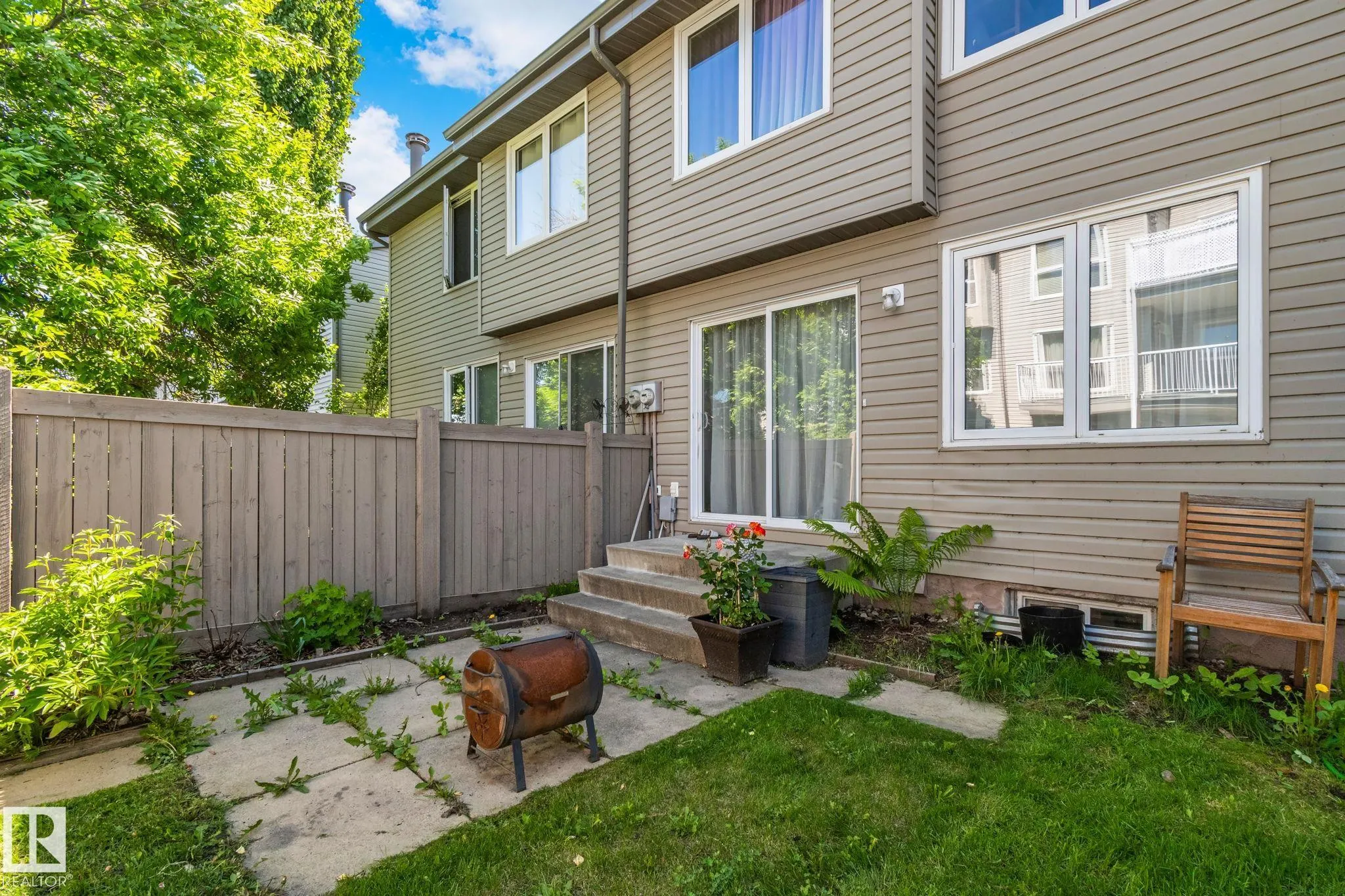 41 AKINSDALE Gardens