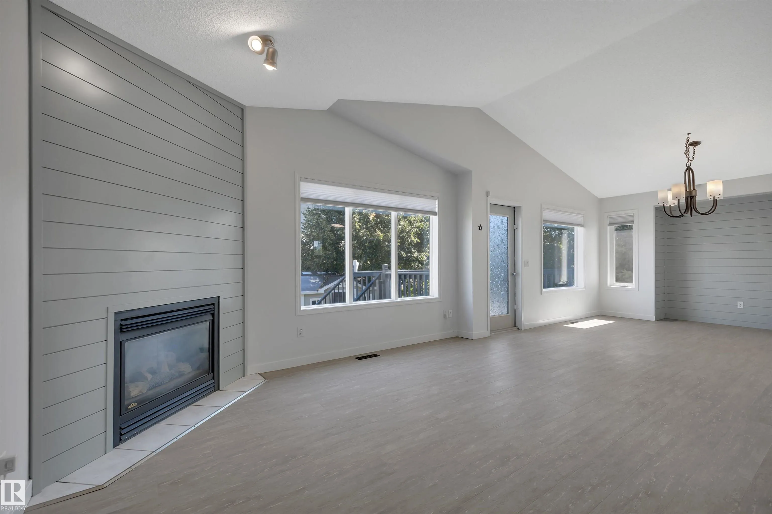 32 MEADOWVIEW Drive