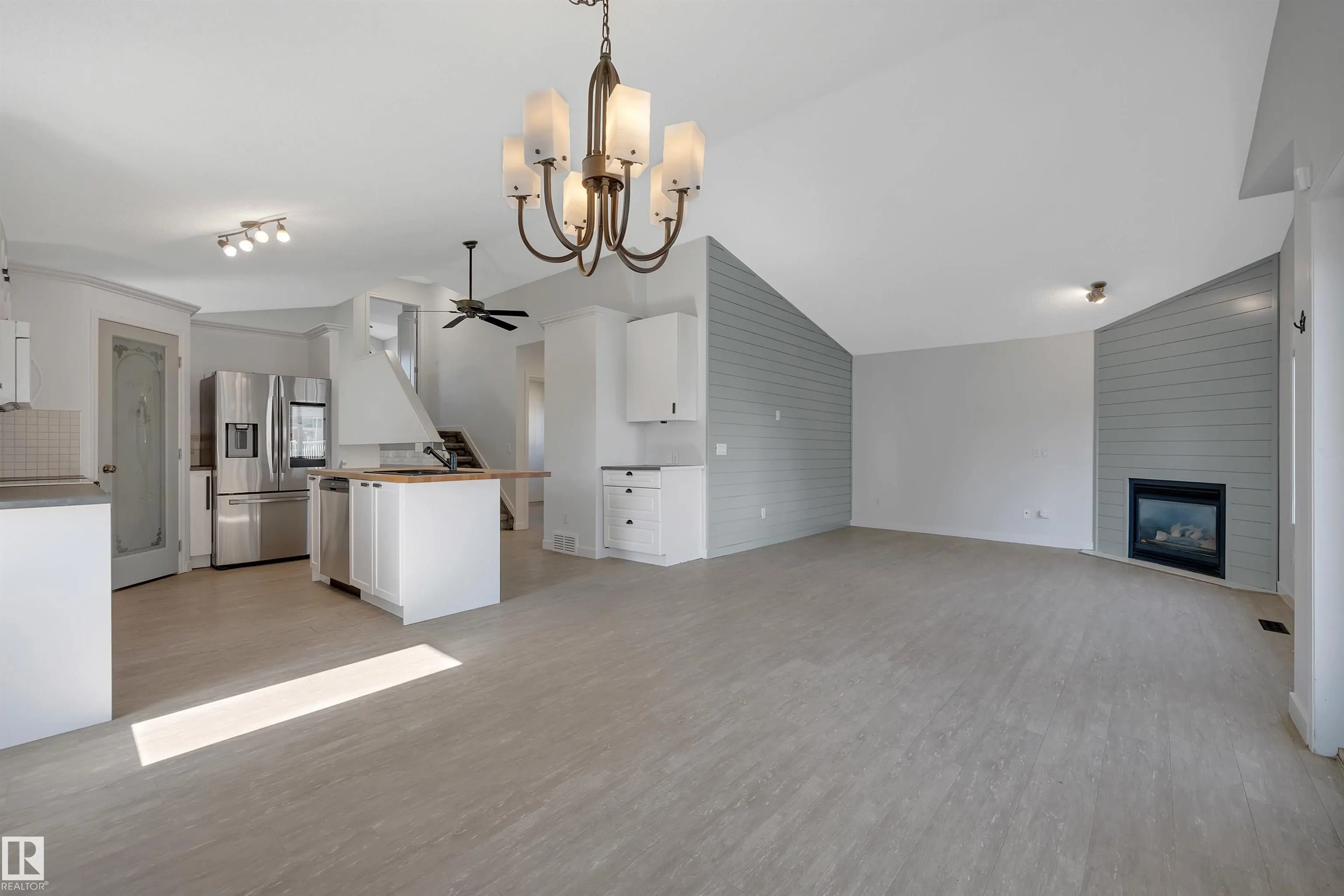32 MEADOWVIEW Drive