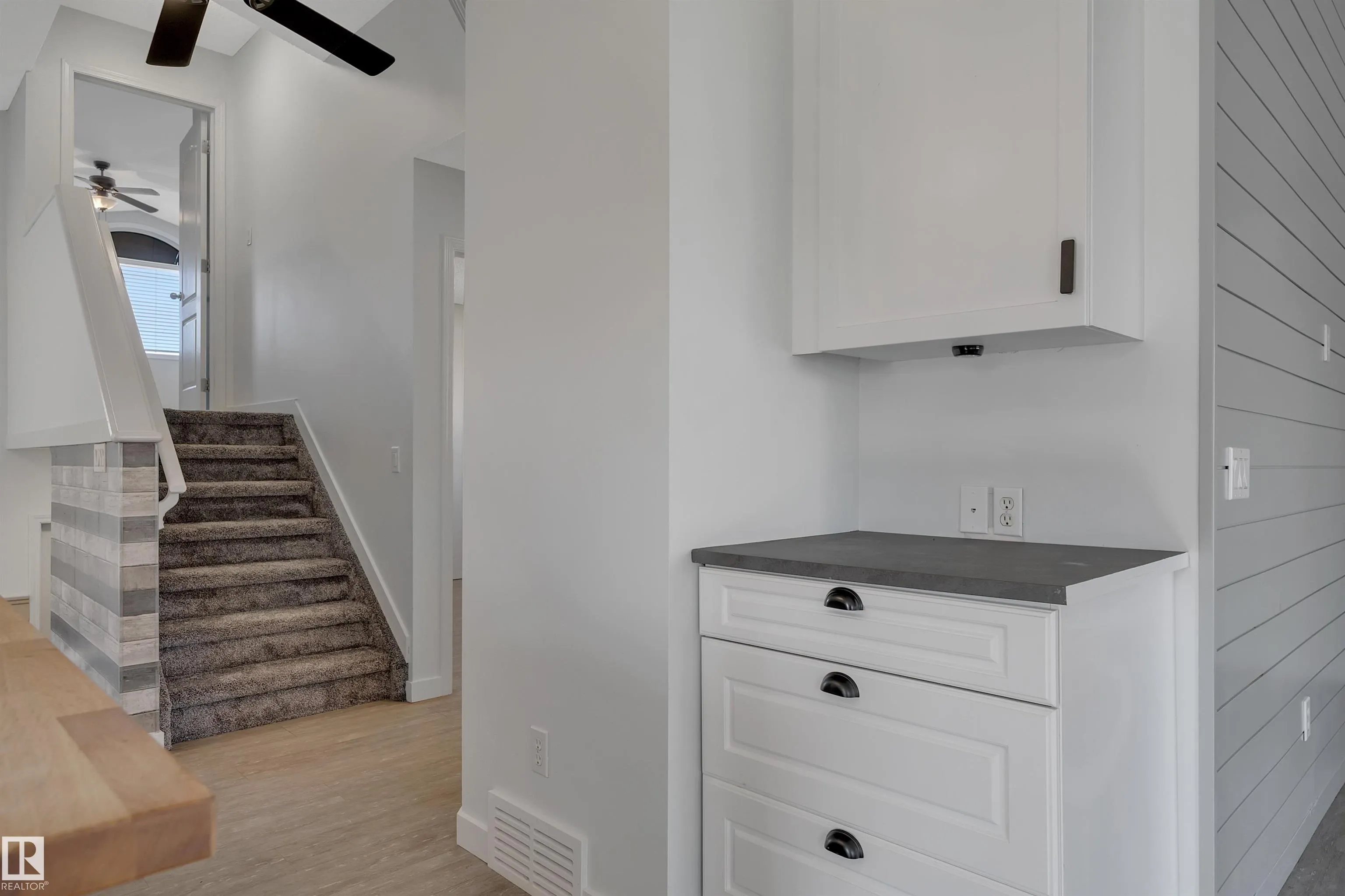 32 MEADOWVIEW Drive