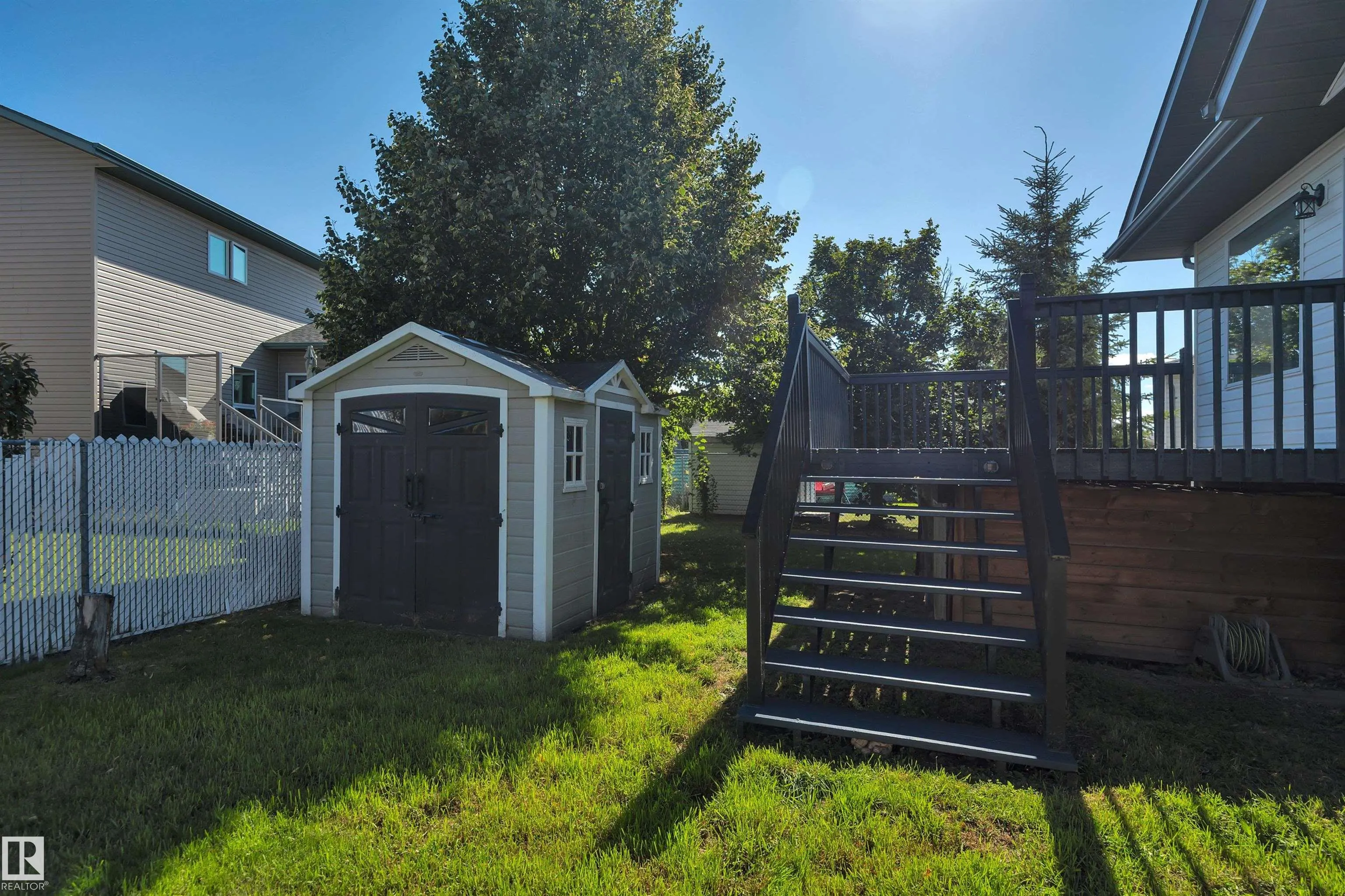 32 MEADOWVIEW Drive