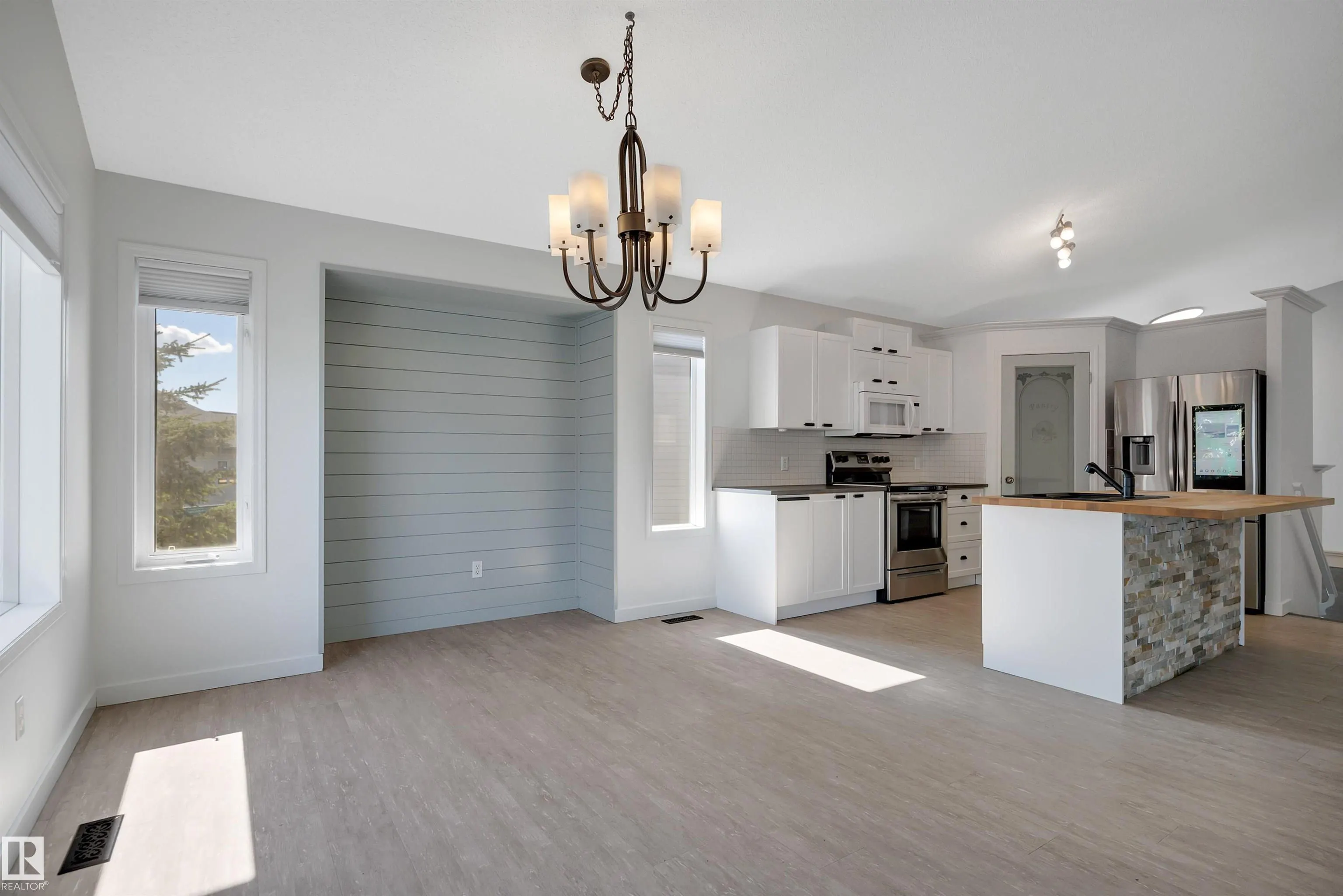 32 MEADOWVIEW Drive