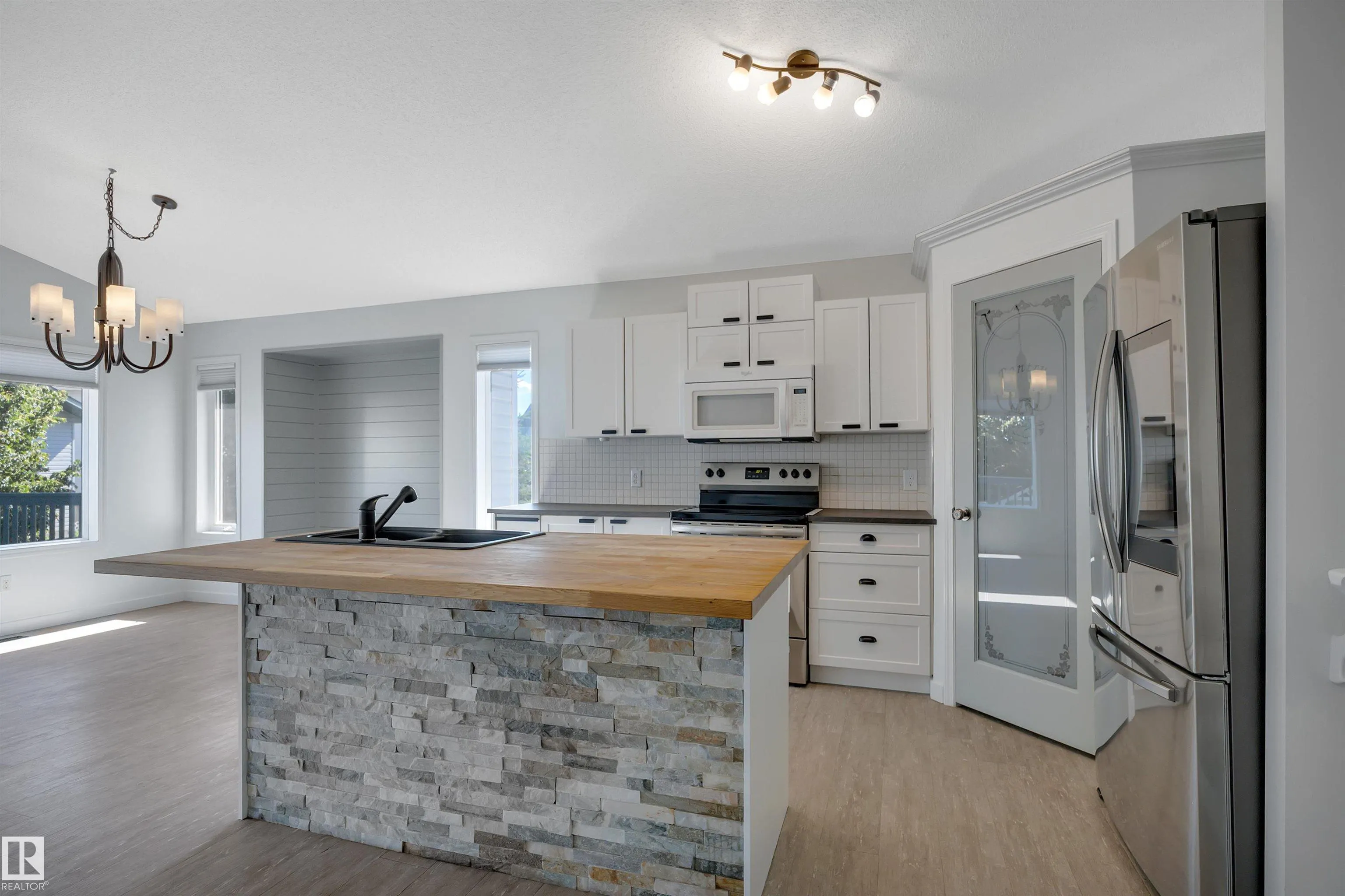 32 MEADOWVIEW Drive