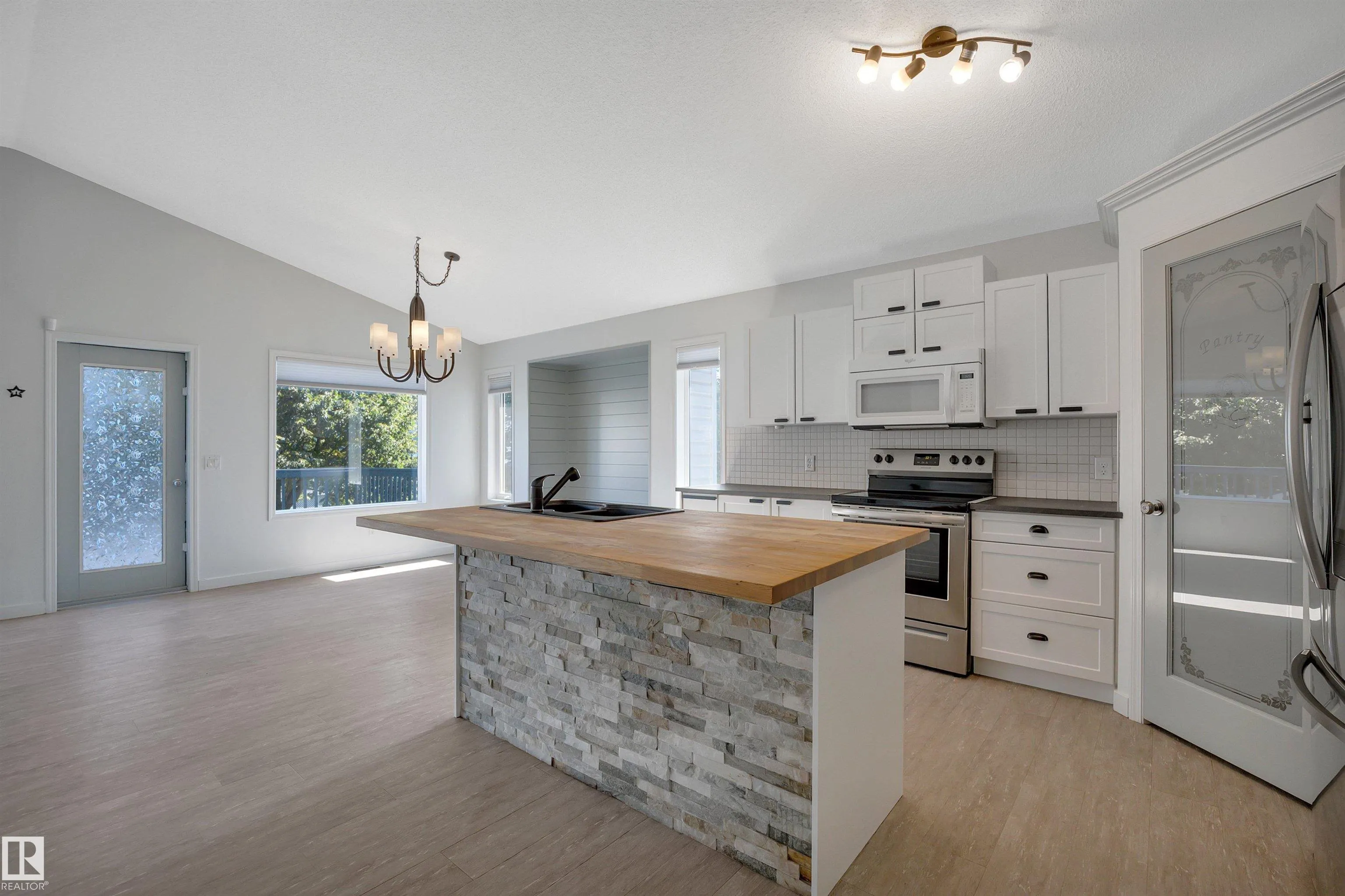 32 MEADOWVIEW Drive
