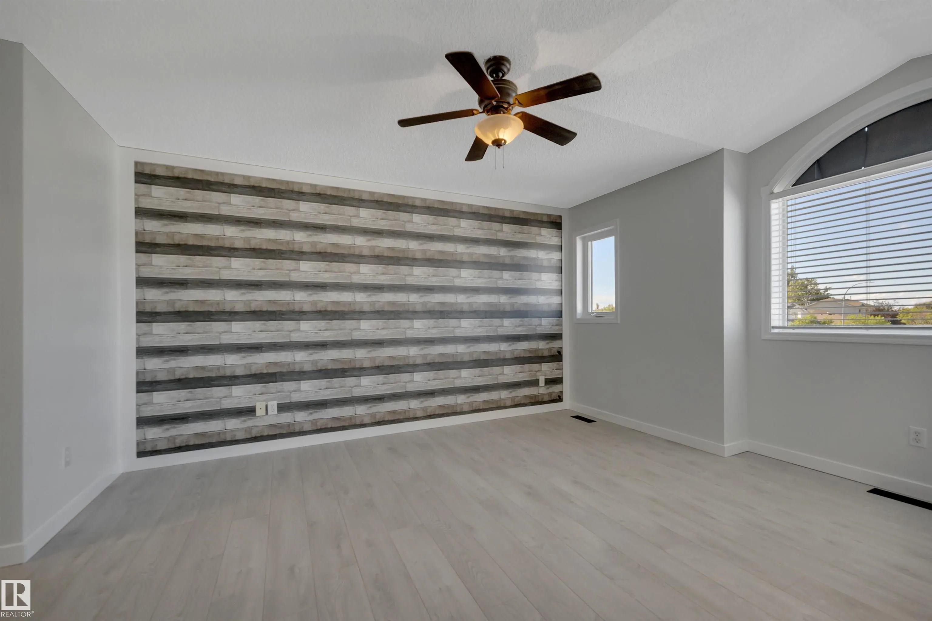 32 MEADOWVIEW Drive