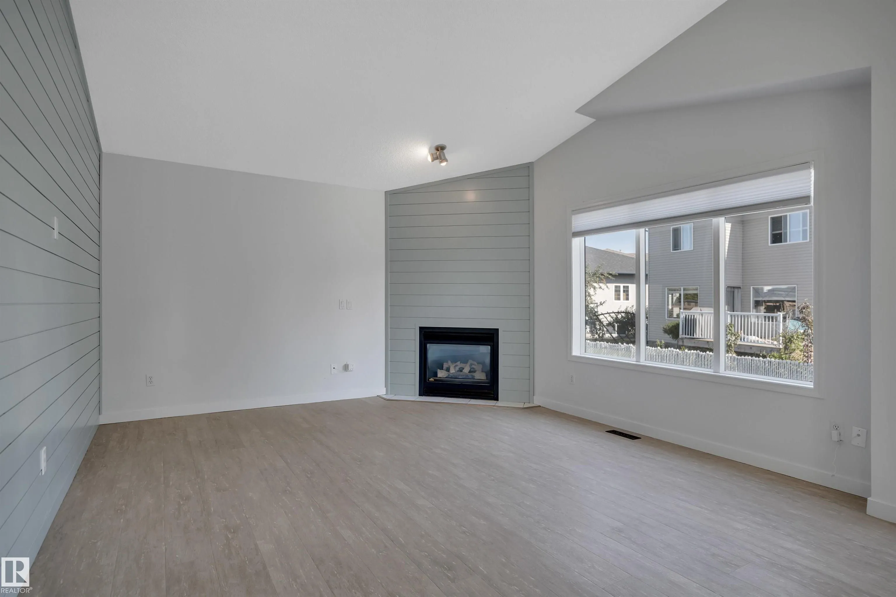 32 MEADOWVIEW Drive