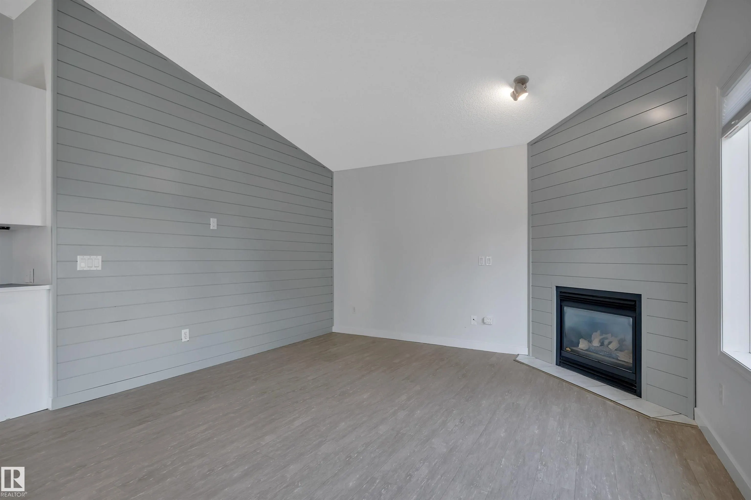 32 MEADOWVIEW Drive