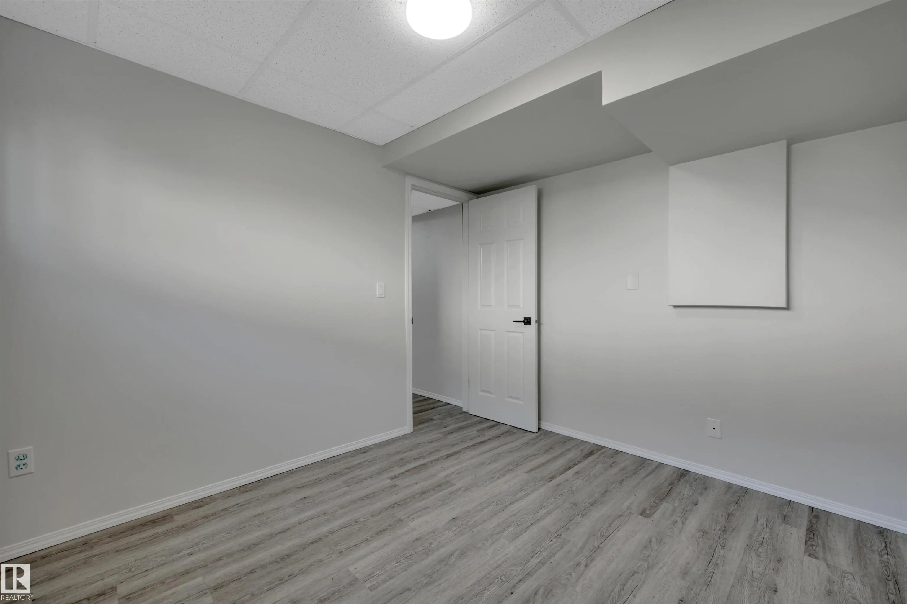 32 MEADOWVIEW Drive