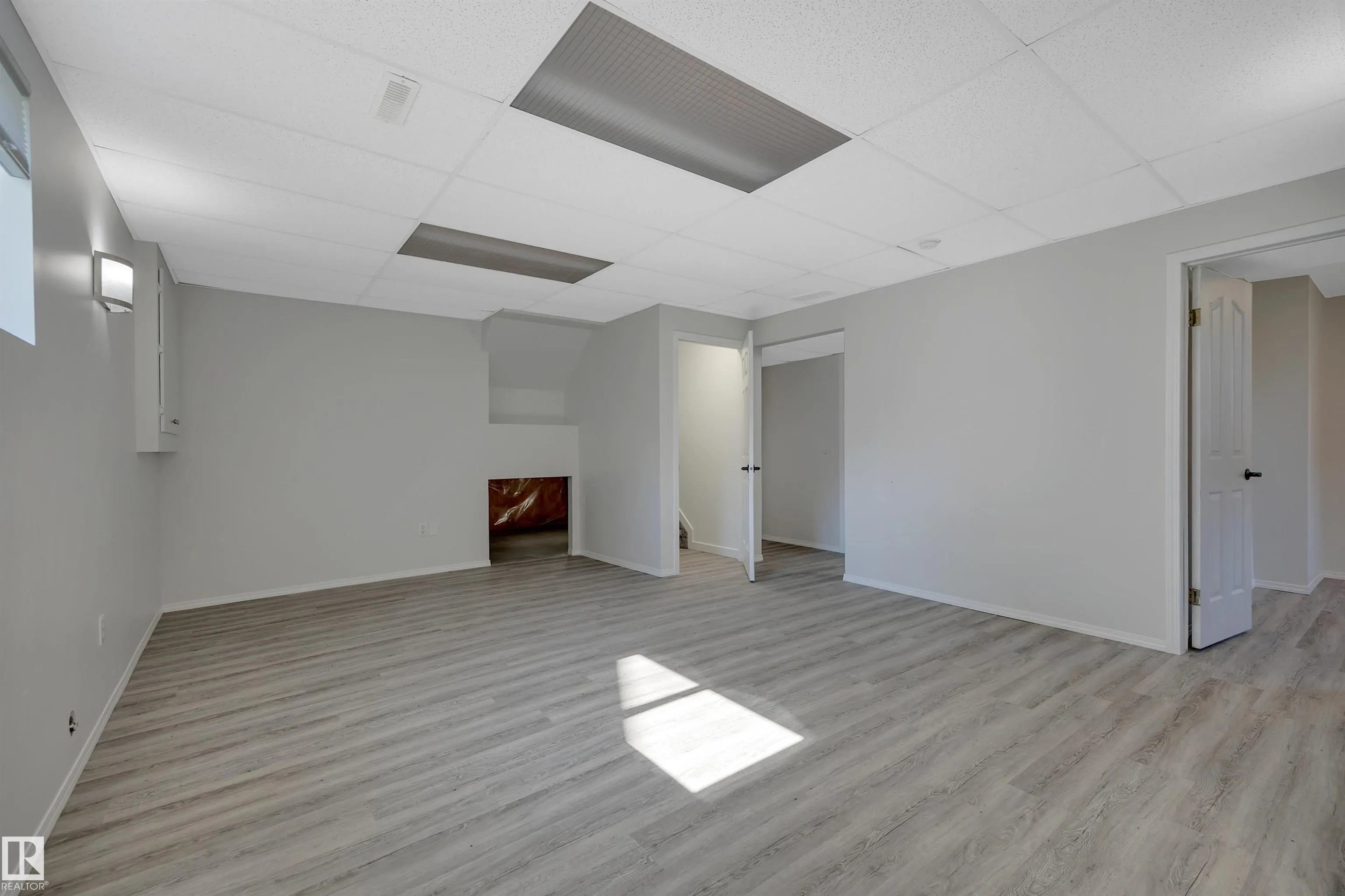 32 MEADOWVIEW Drive