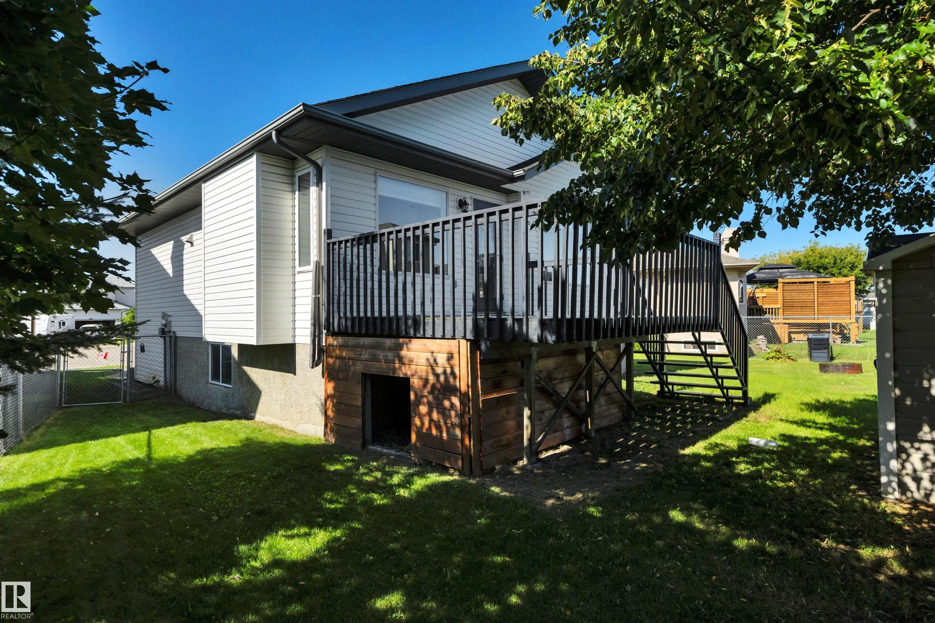 32 MEADOWVIEW Drive