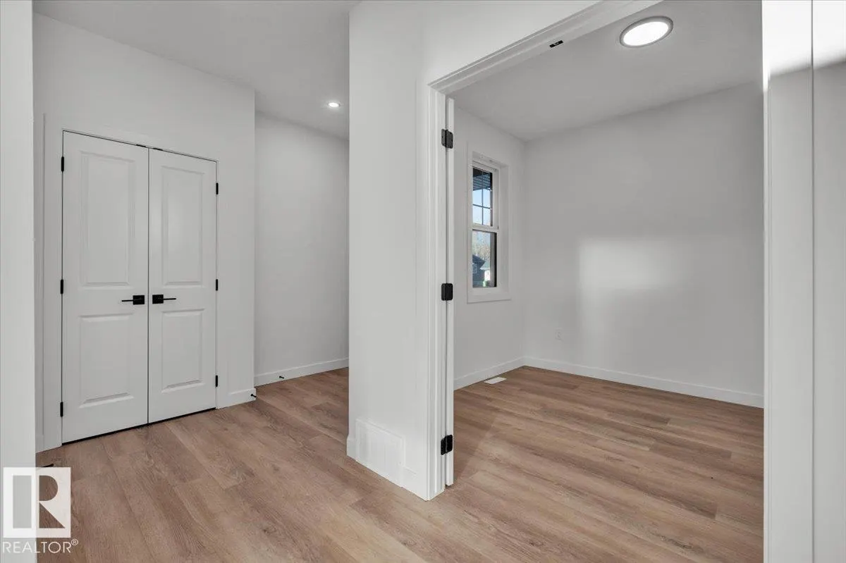 1115 GYRFALCON Crescent