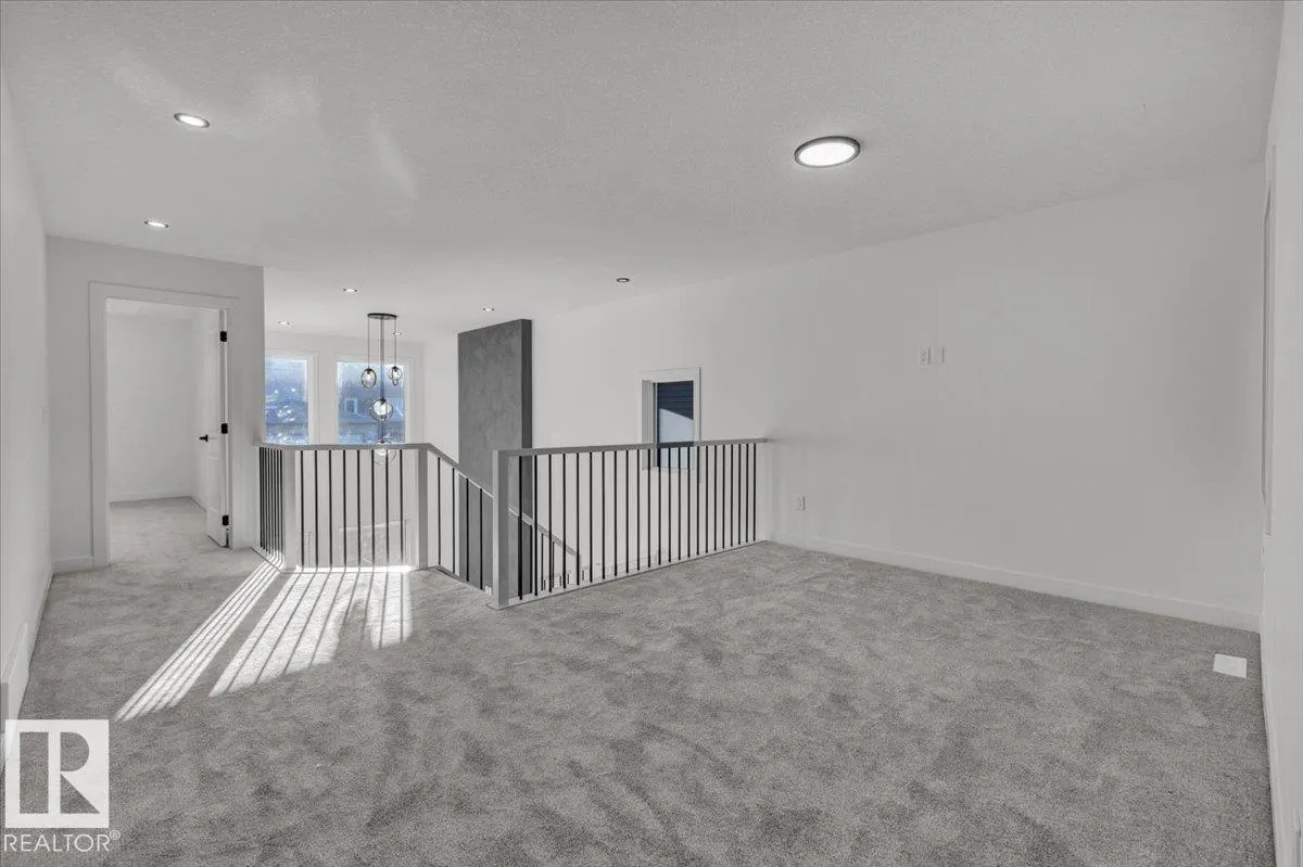 1115 GYRFALCON Crescent