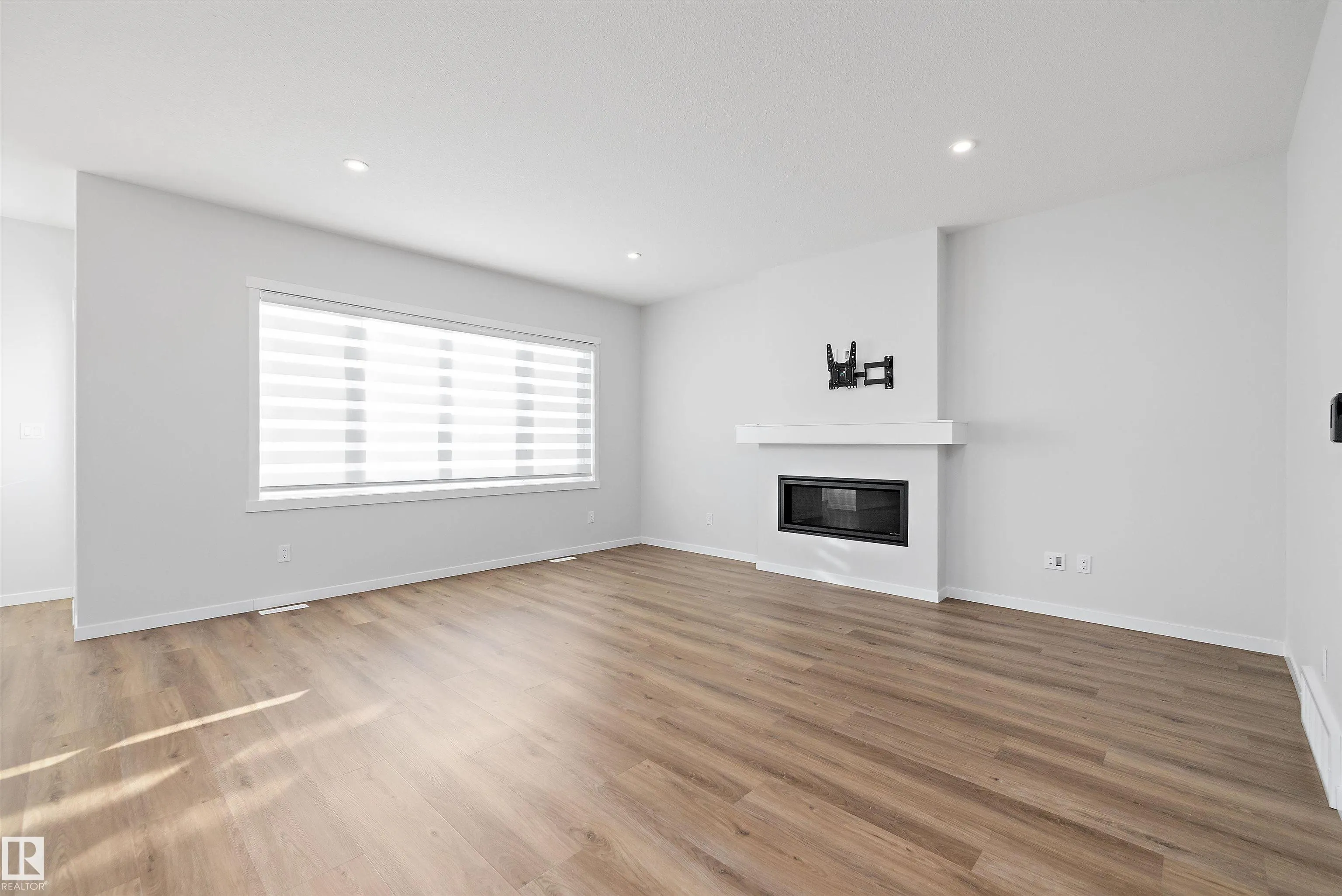 6333 GREENAWAY Avenue