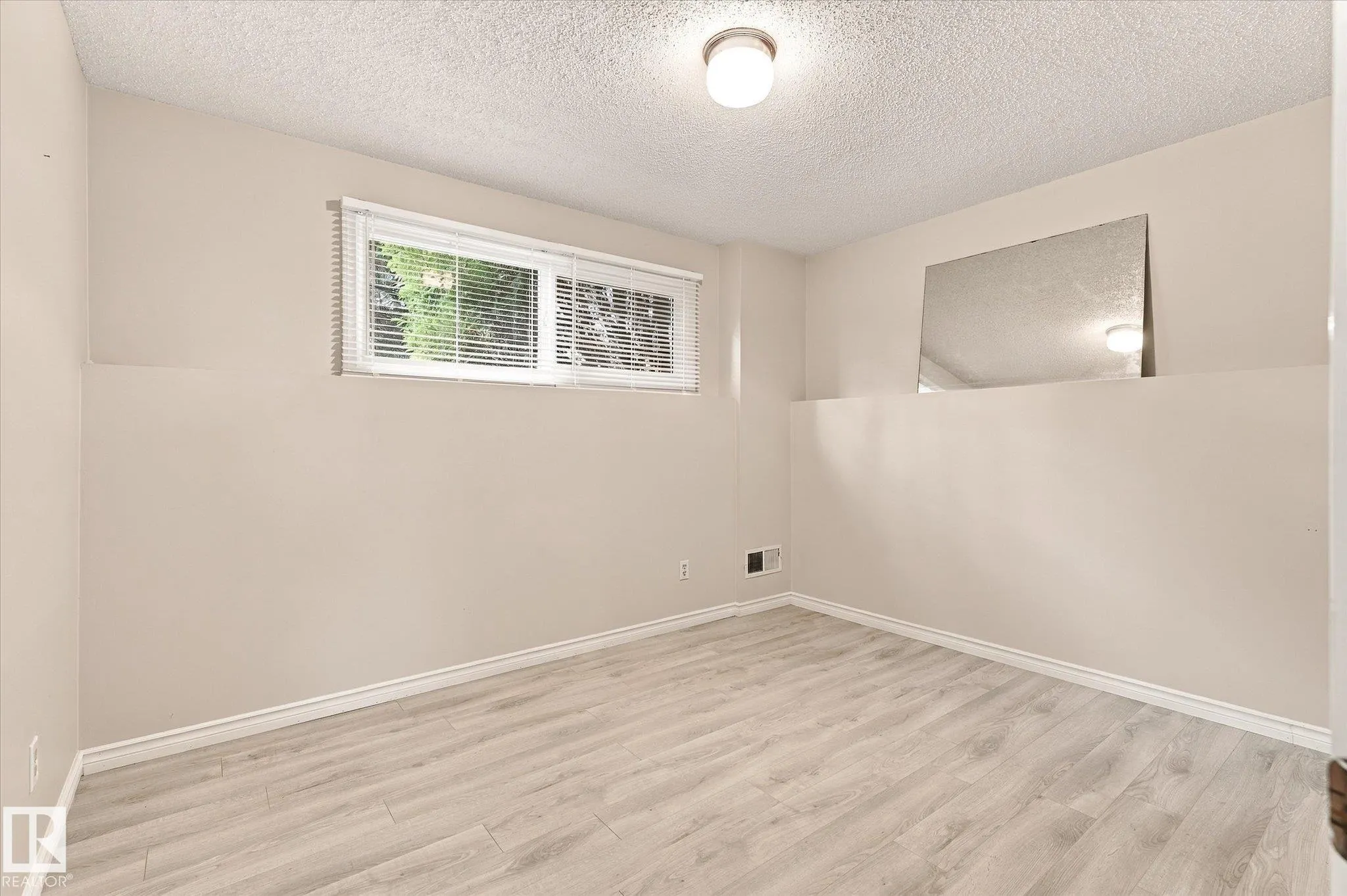5 MARCHAND Place