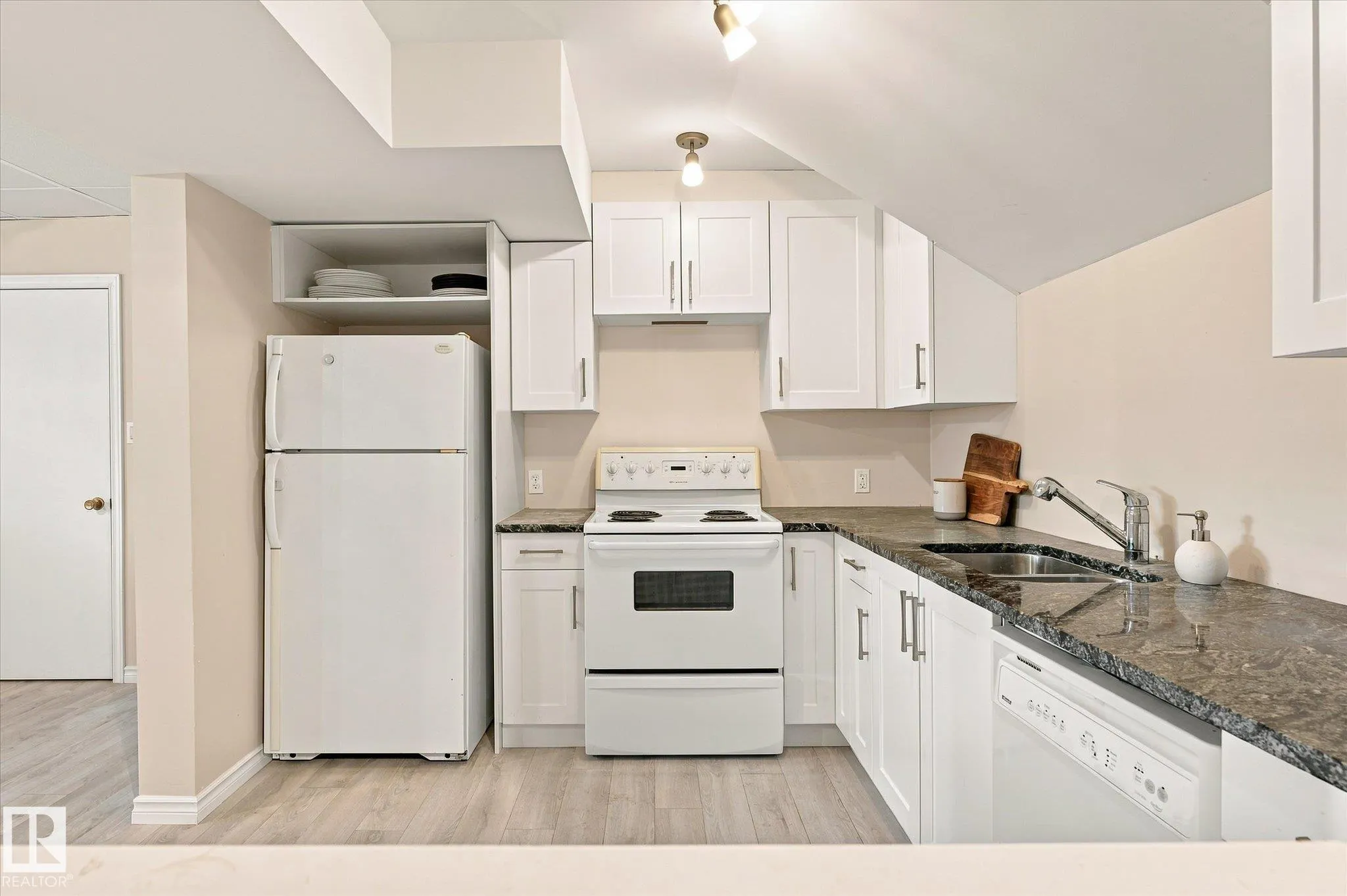 5 MARCHAND Place