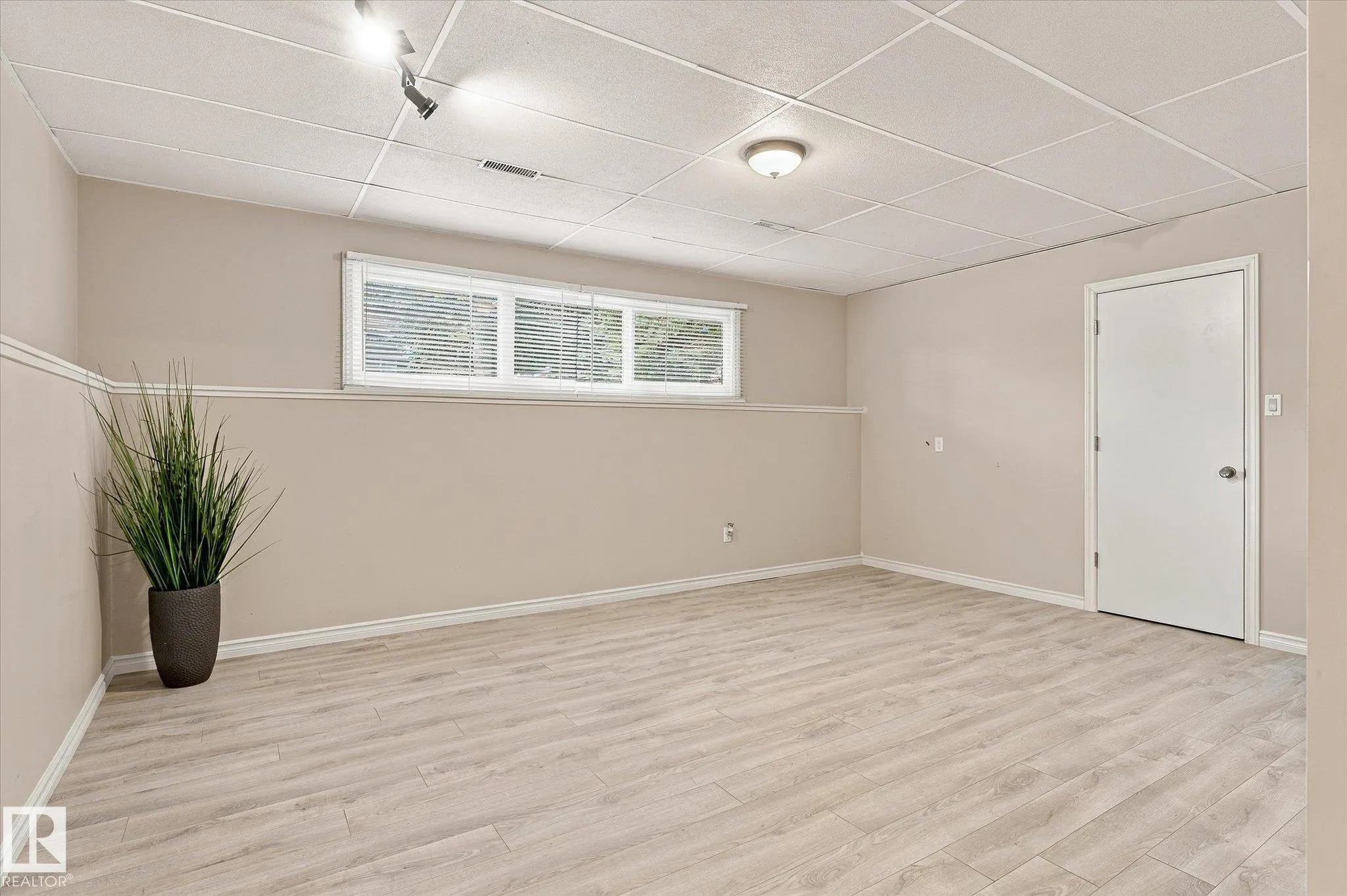 5 MARCHAND Place