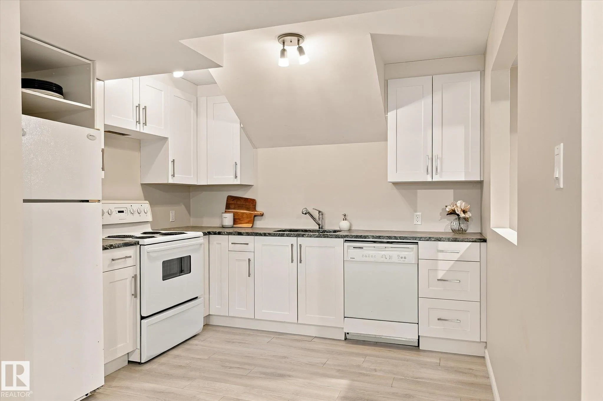 5 MARCHAND Place