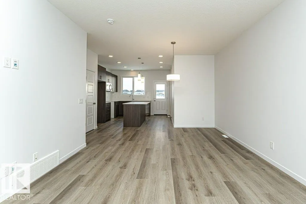 6407 63 St