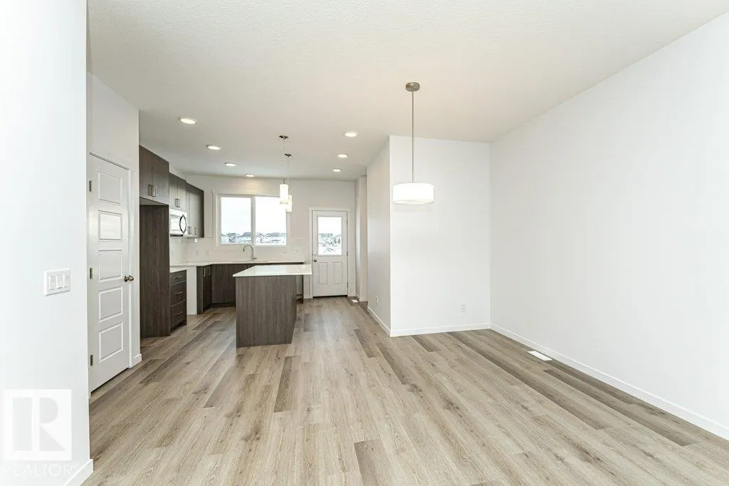 6407 63 St