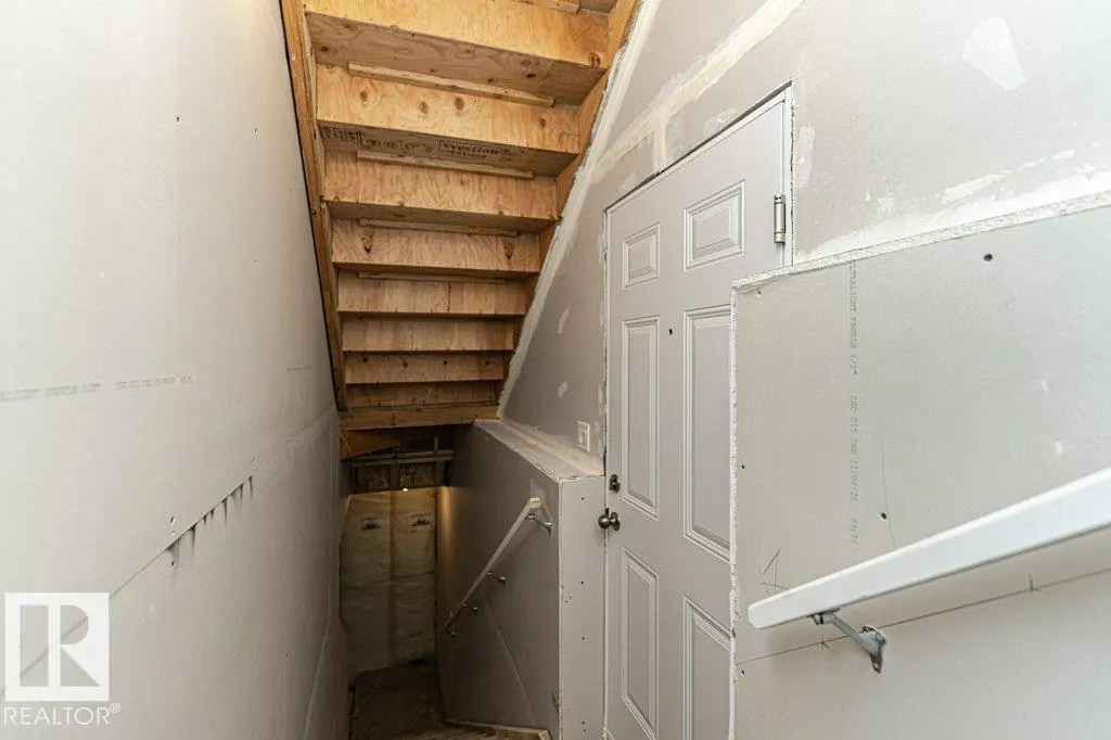 6407 63 St