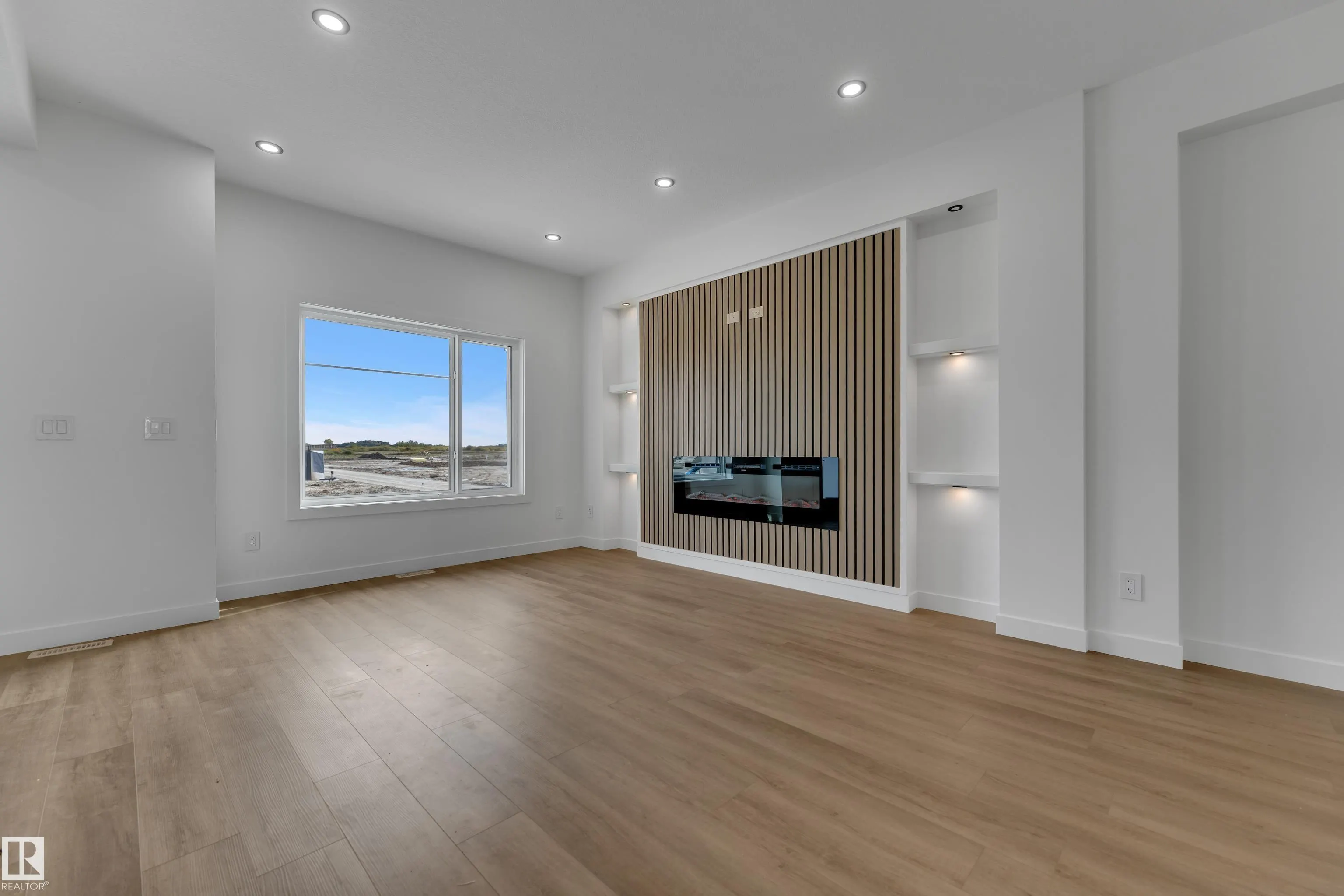 303 Falcon Crescent