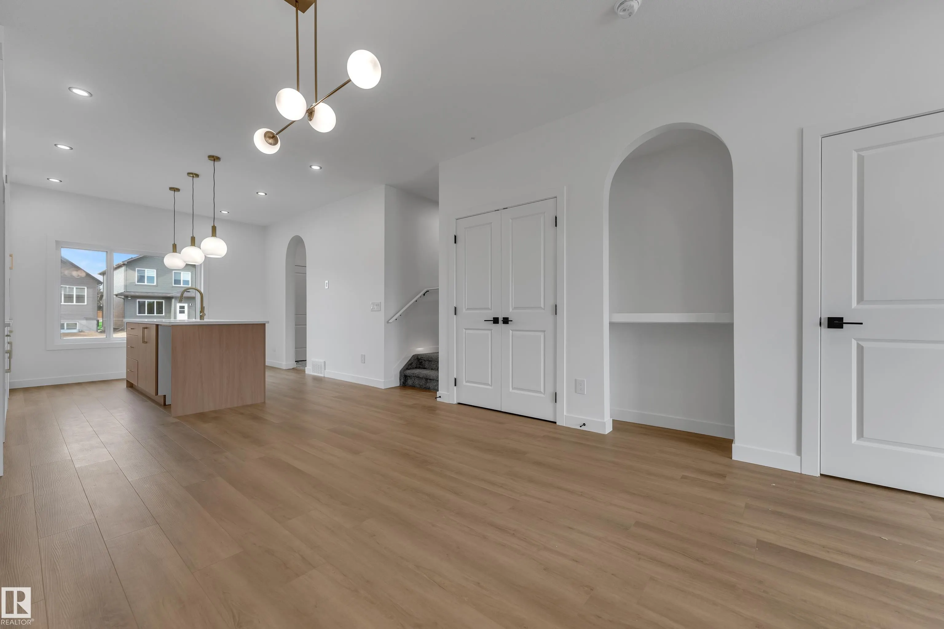 303 Falcon Crescent