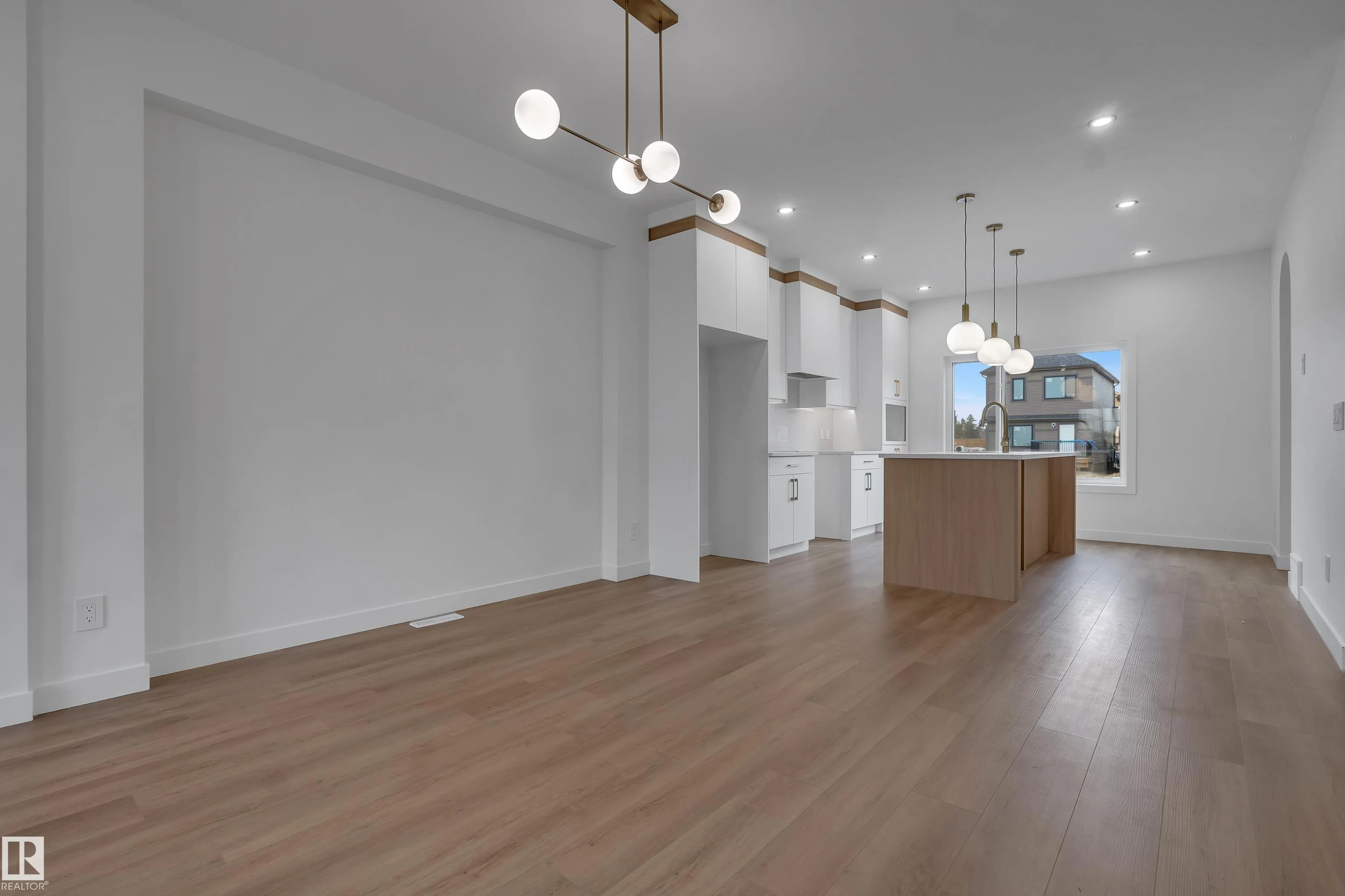 303 Falcon Crescent