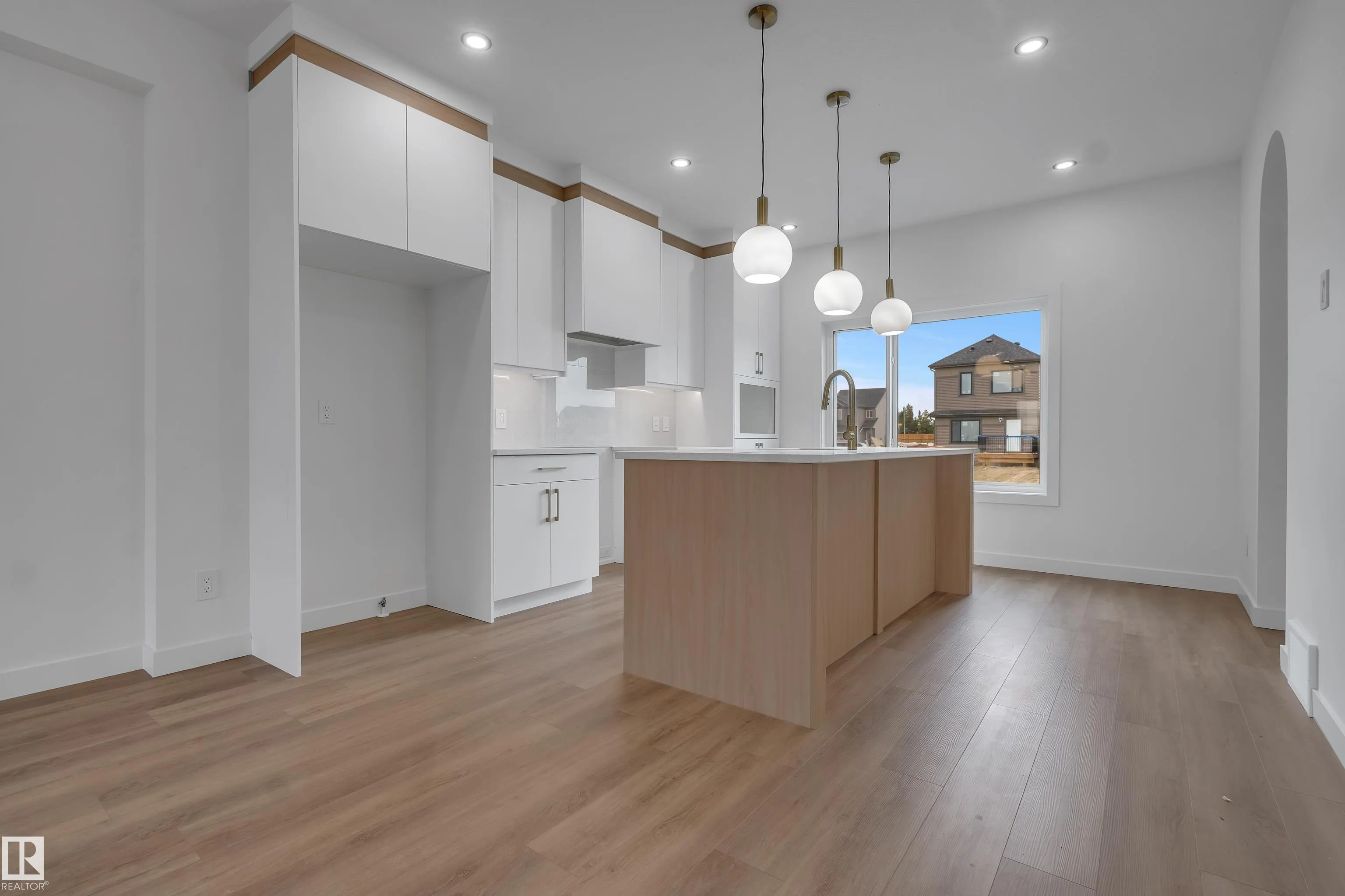 303 Falcon Crescent