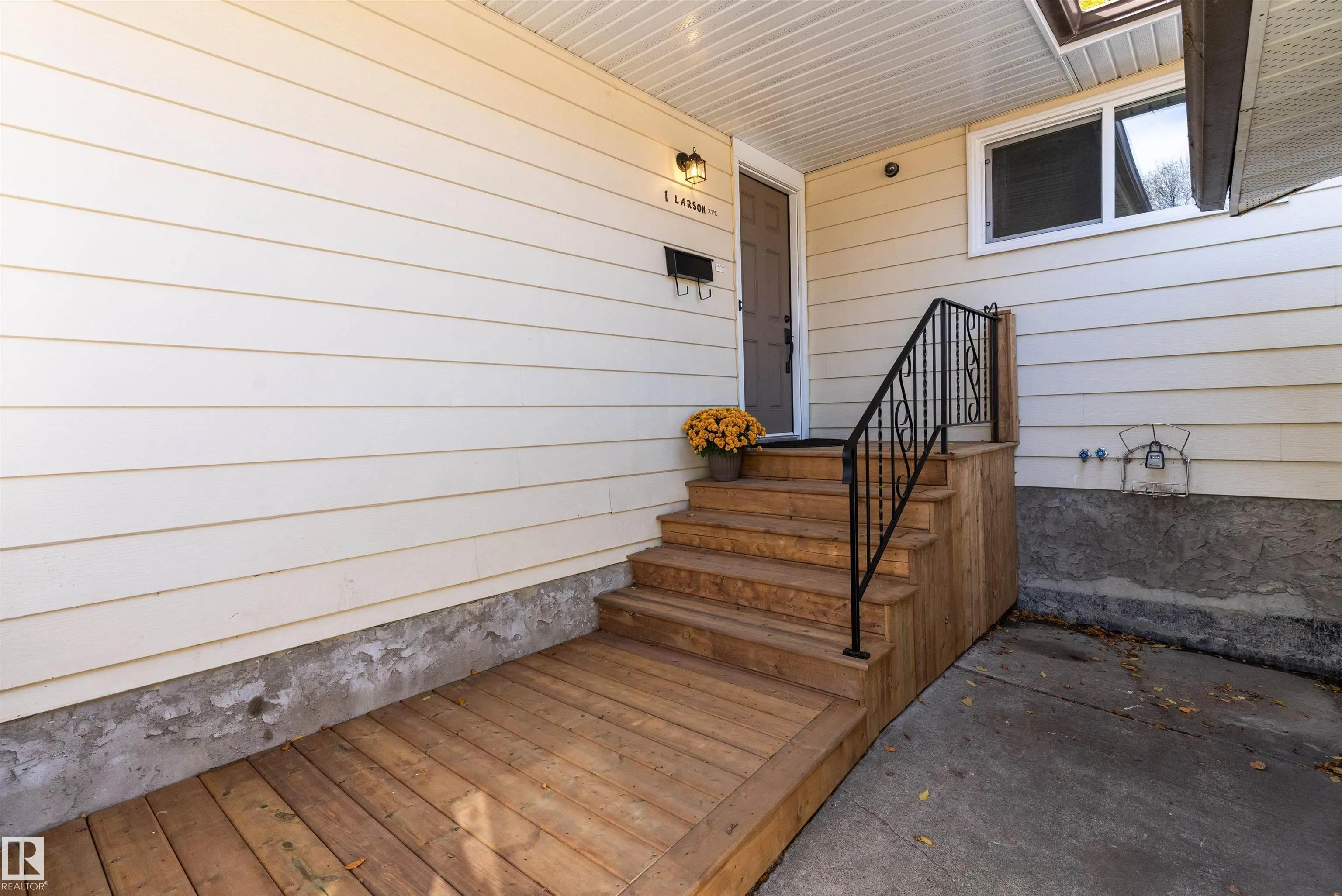 1 LARSON Avenue