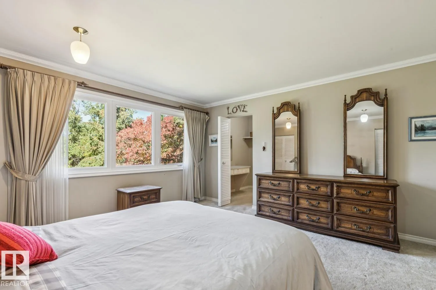 60 QUESNELL Crescent