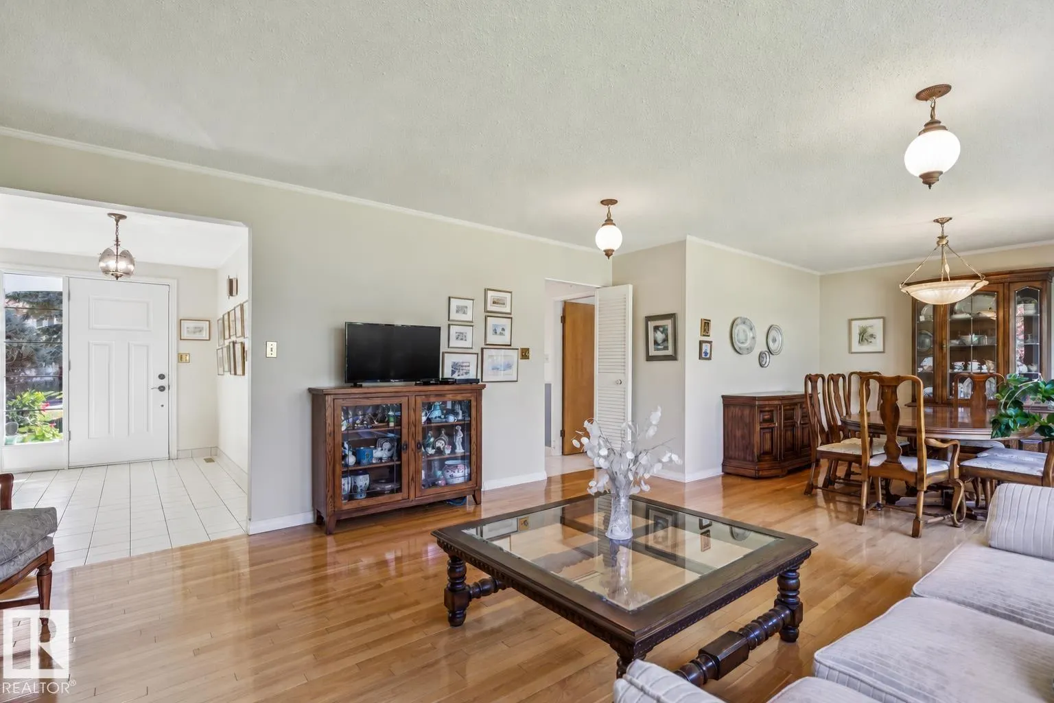 60 QUESNELL Crescent