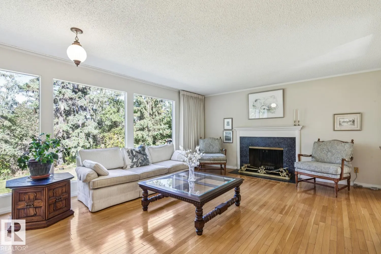 60 QUESNELL Crescent