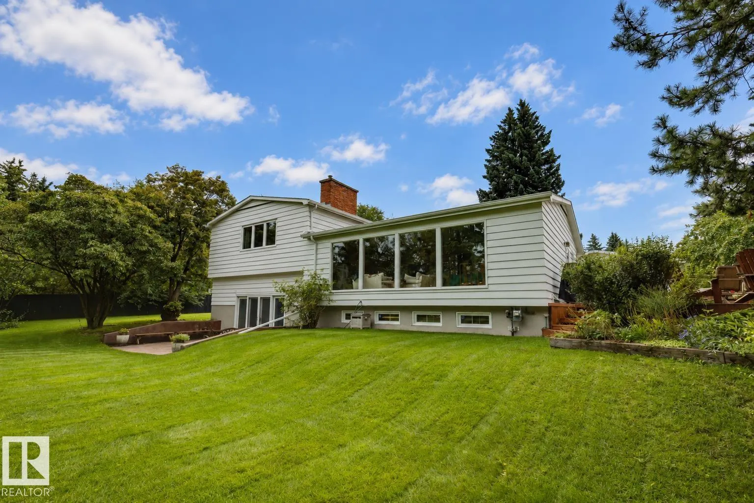 60 QUESNELL Crescent
