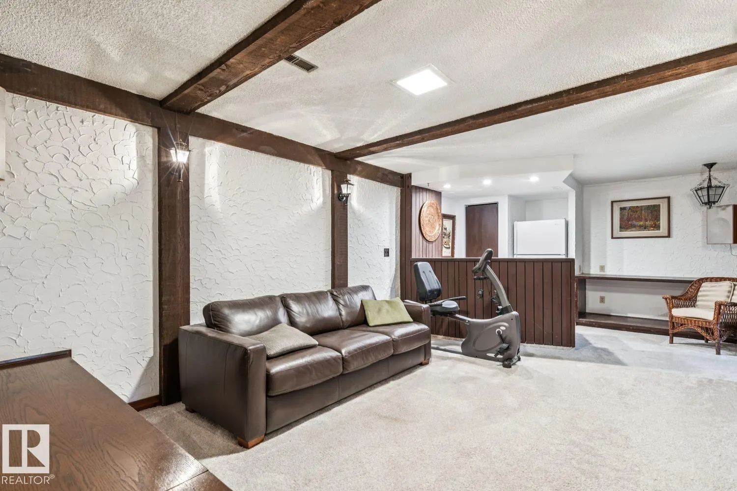 60 QUESNELL Crescent