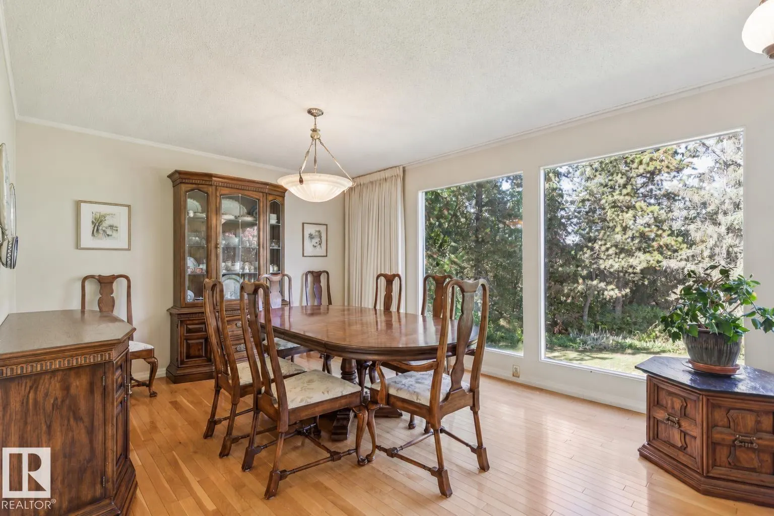 60 QUESNELL Crescent