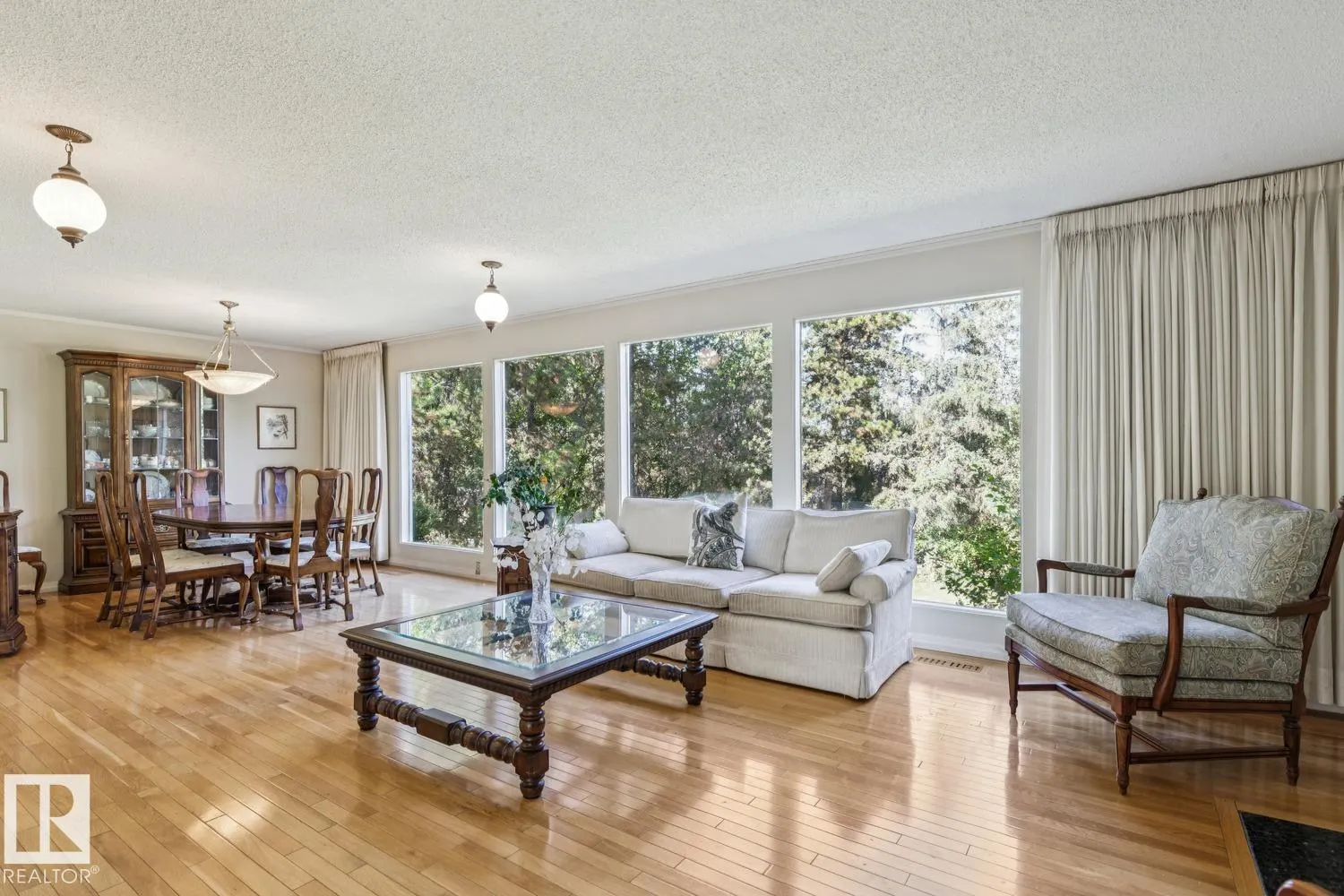 60 QUESNELL Crescent