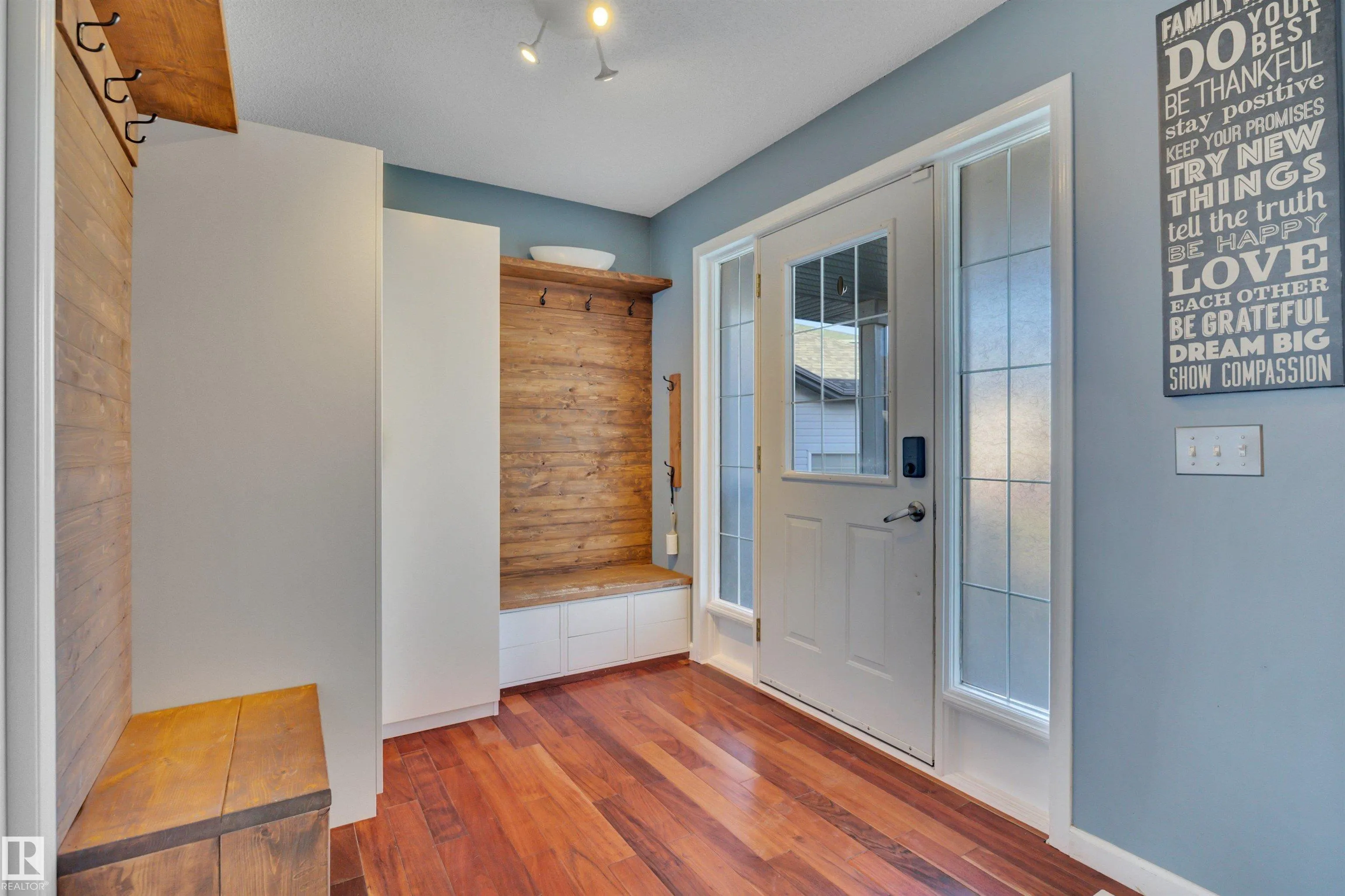 32 MOBERG Road