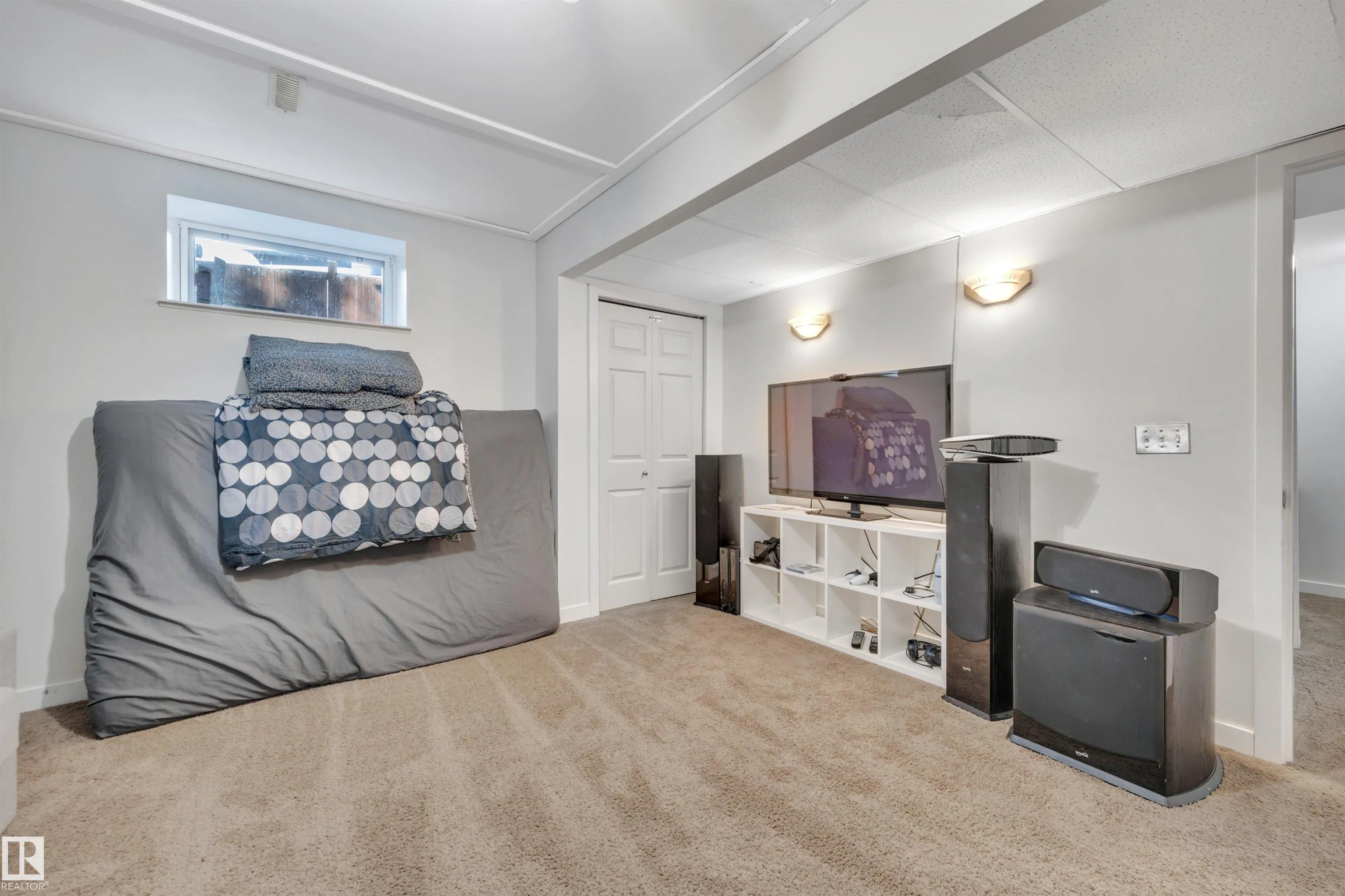 32 MOBERG Road
