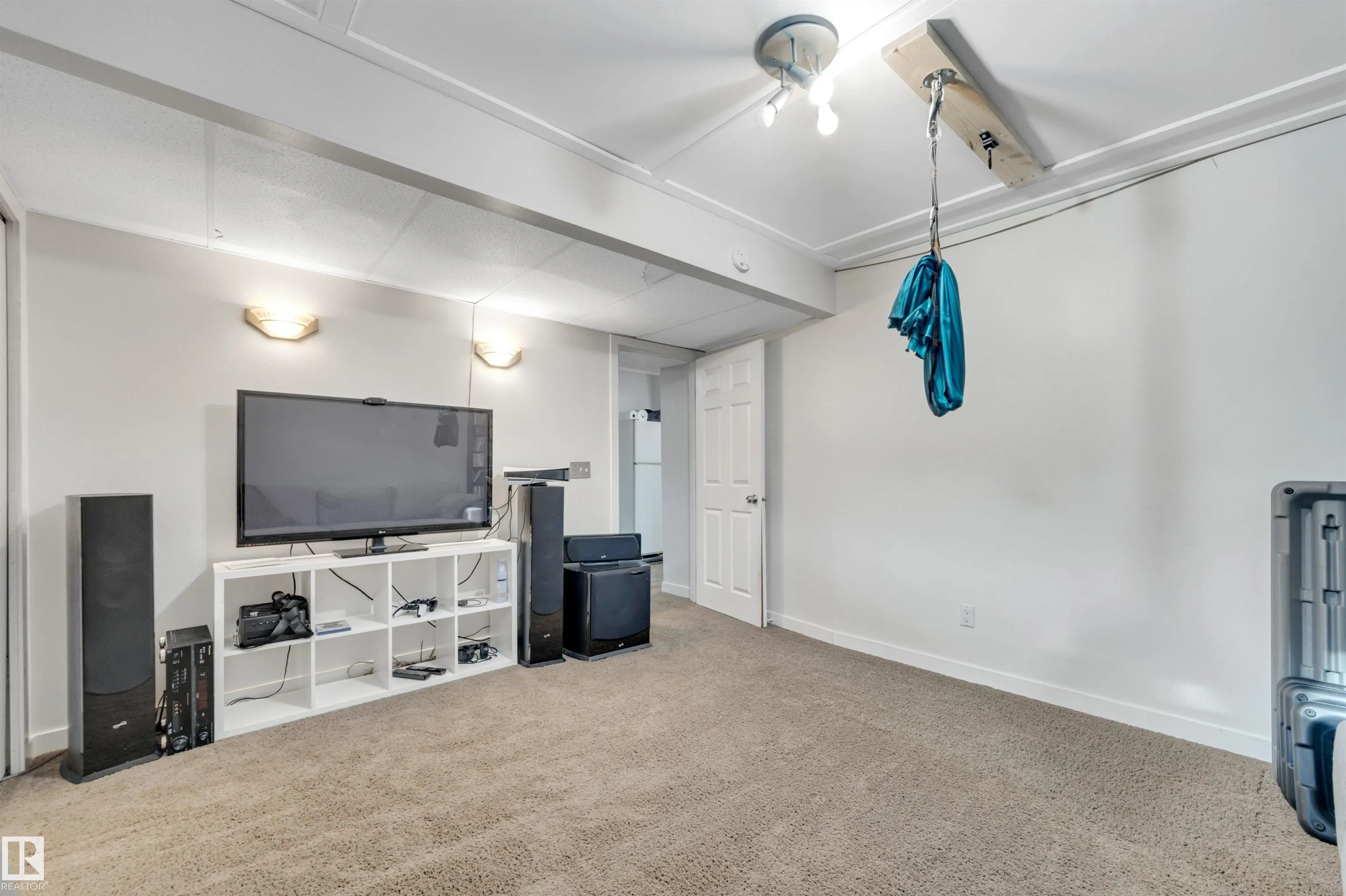 32 MOBERG Road