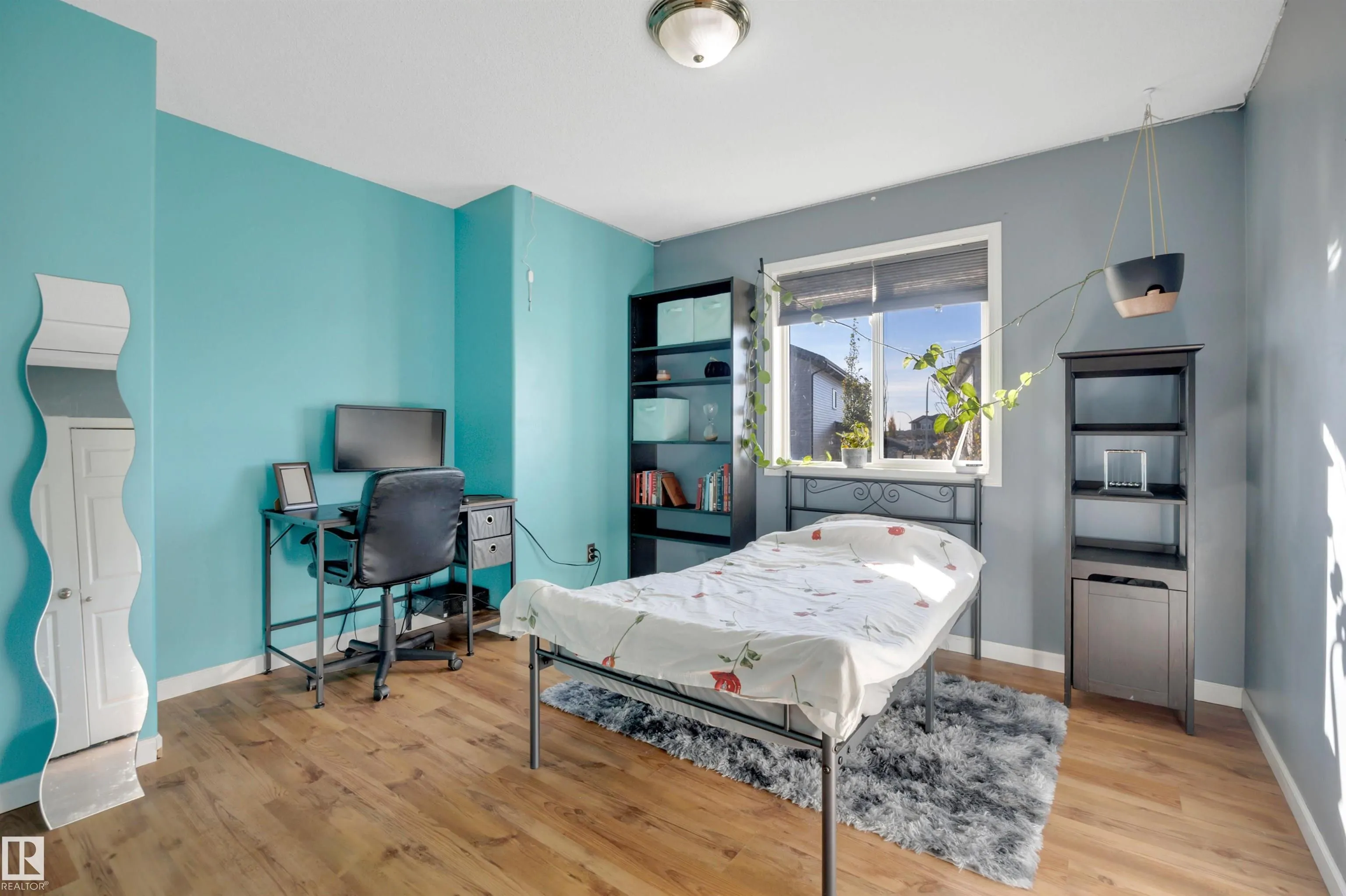 32 MOBERG Road
