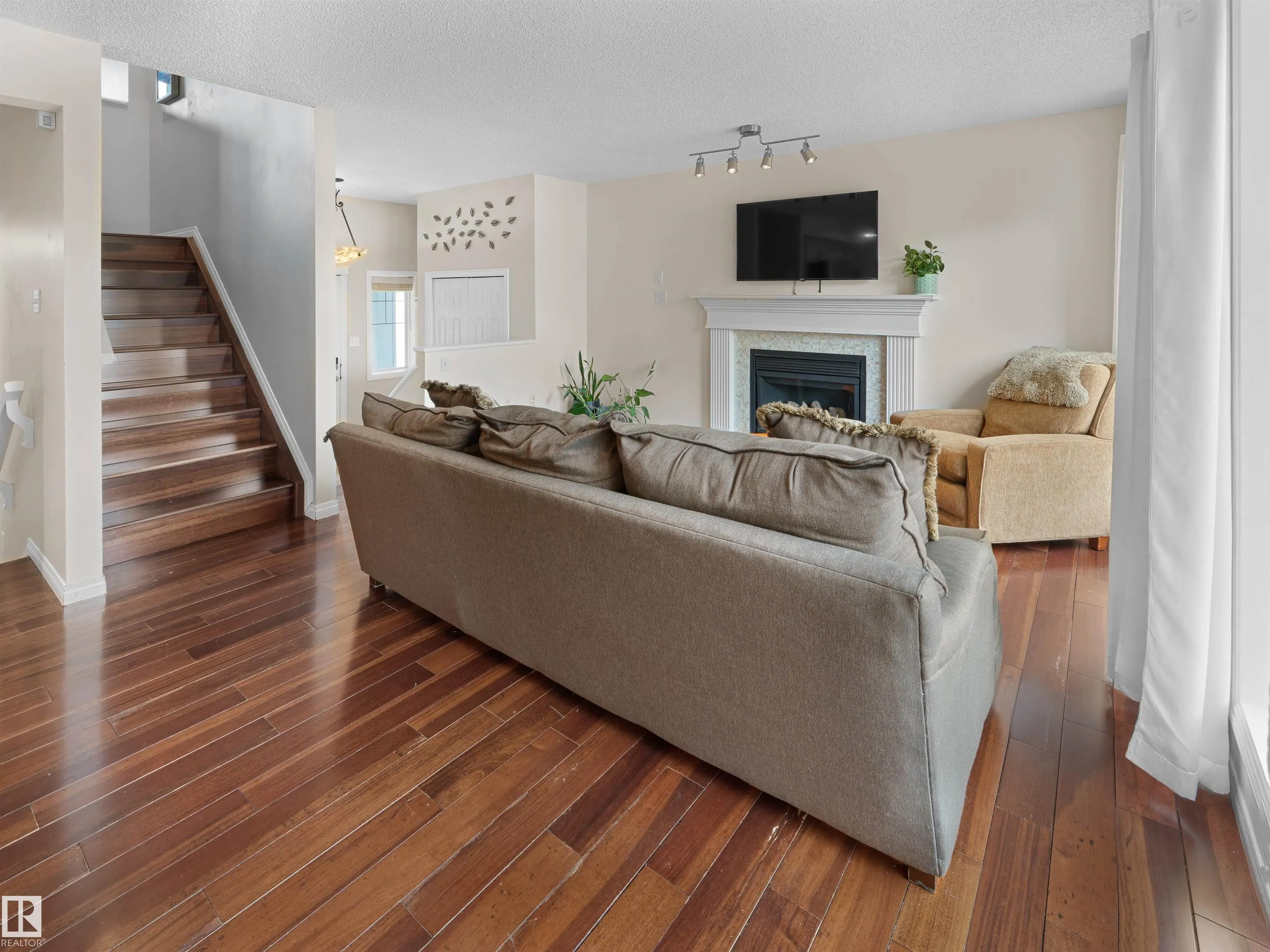 1320 BARNES Close
