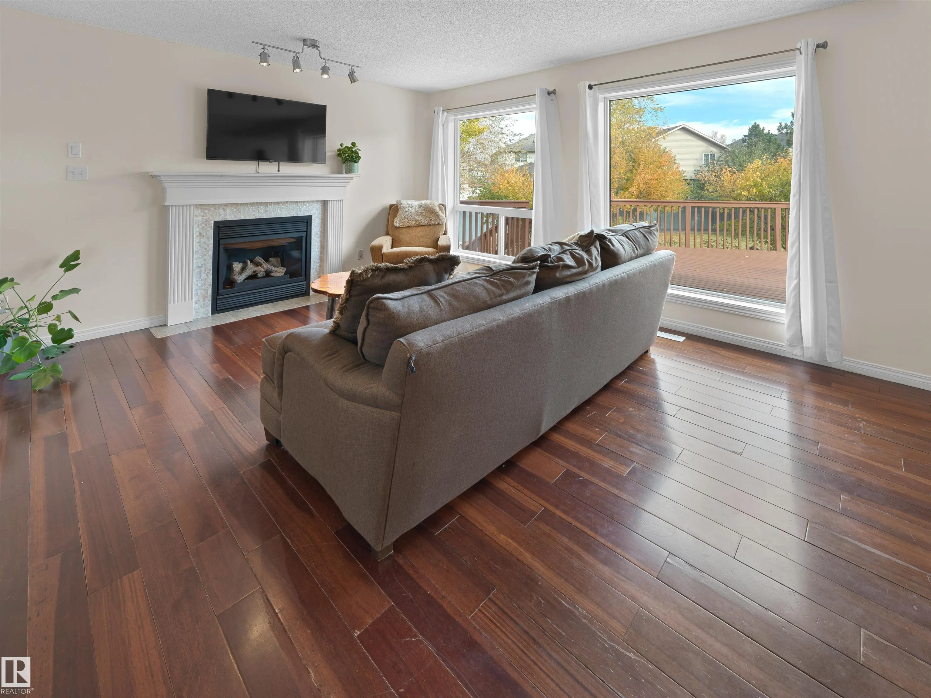 1320 BARNES Close