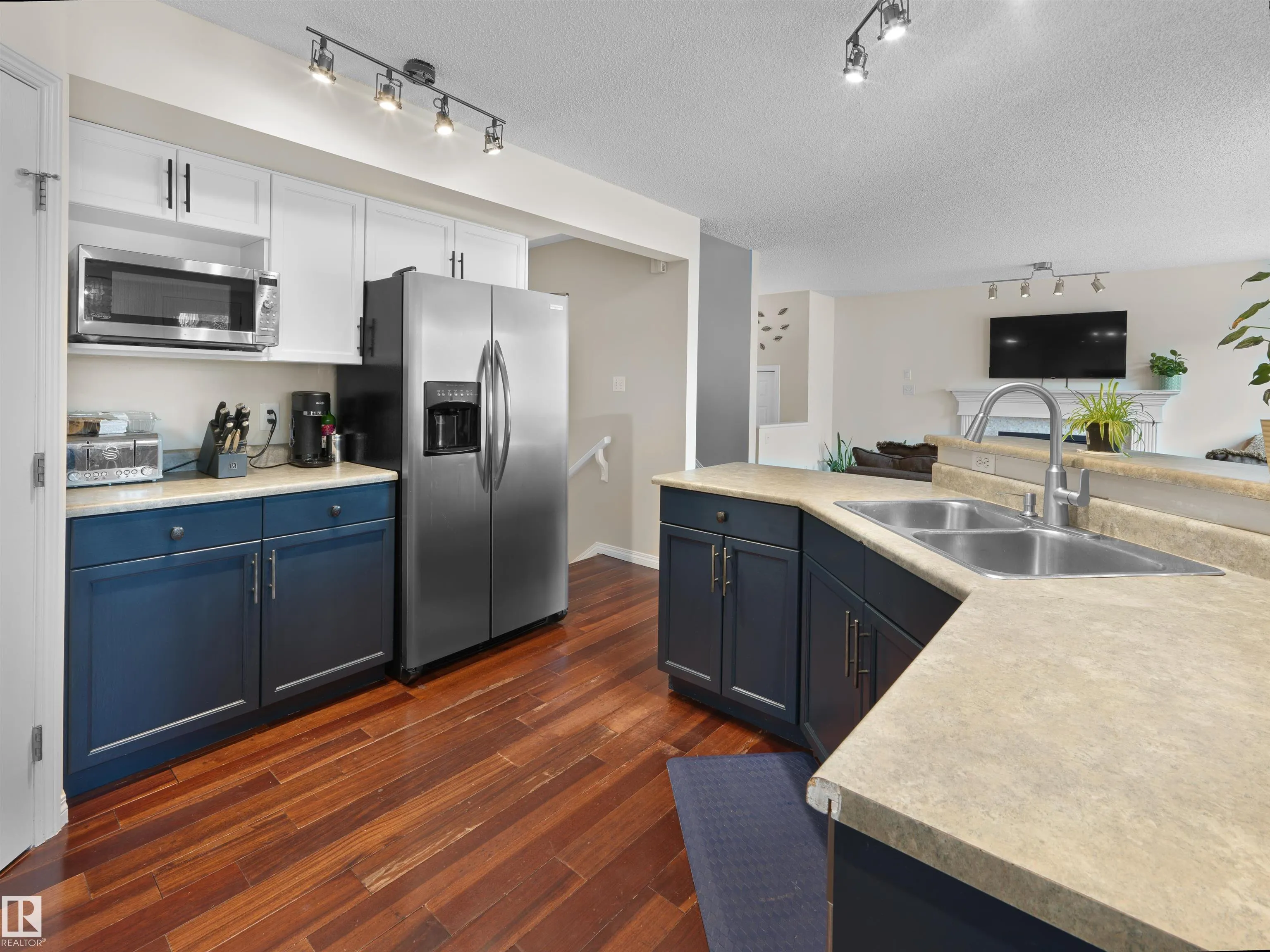 1320 BARNES Close