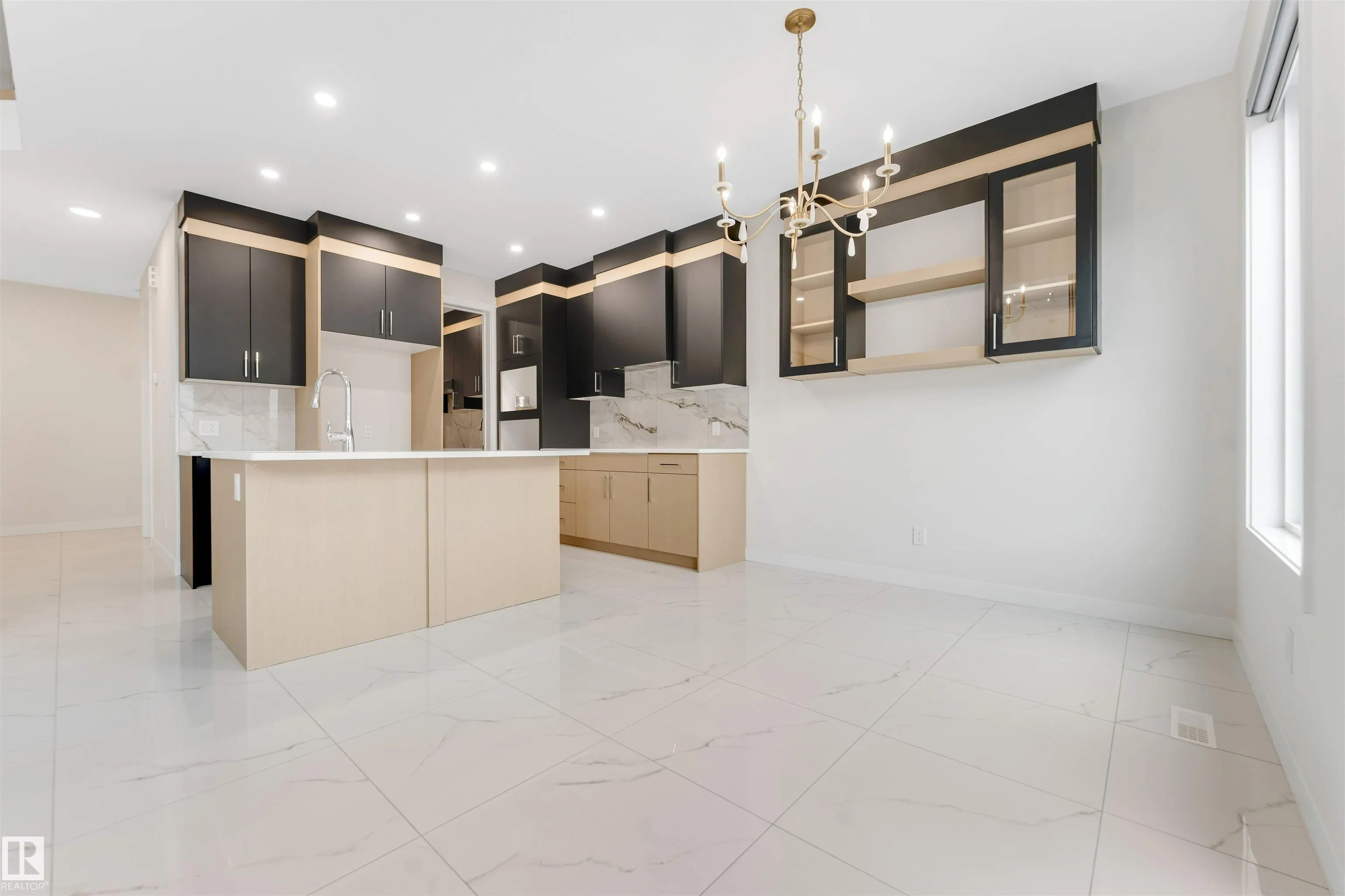 3912 39 Avenue