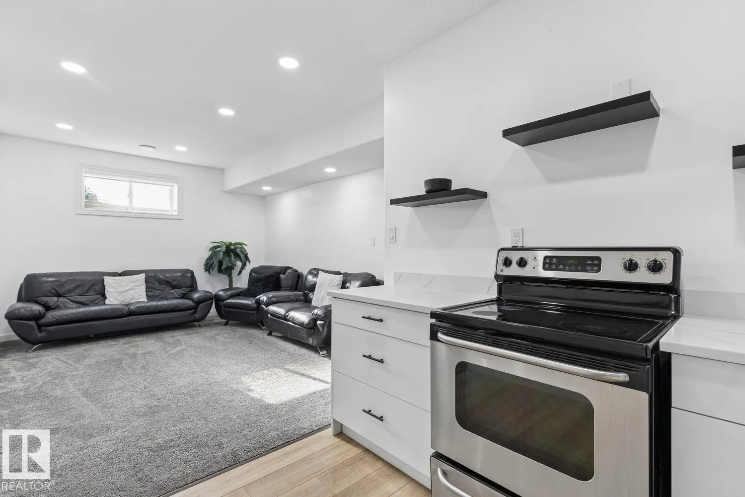 15803 95 Street