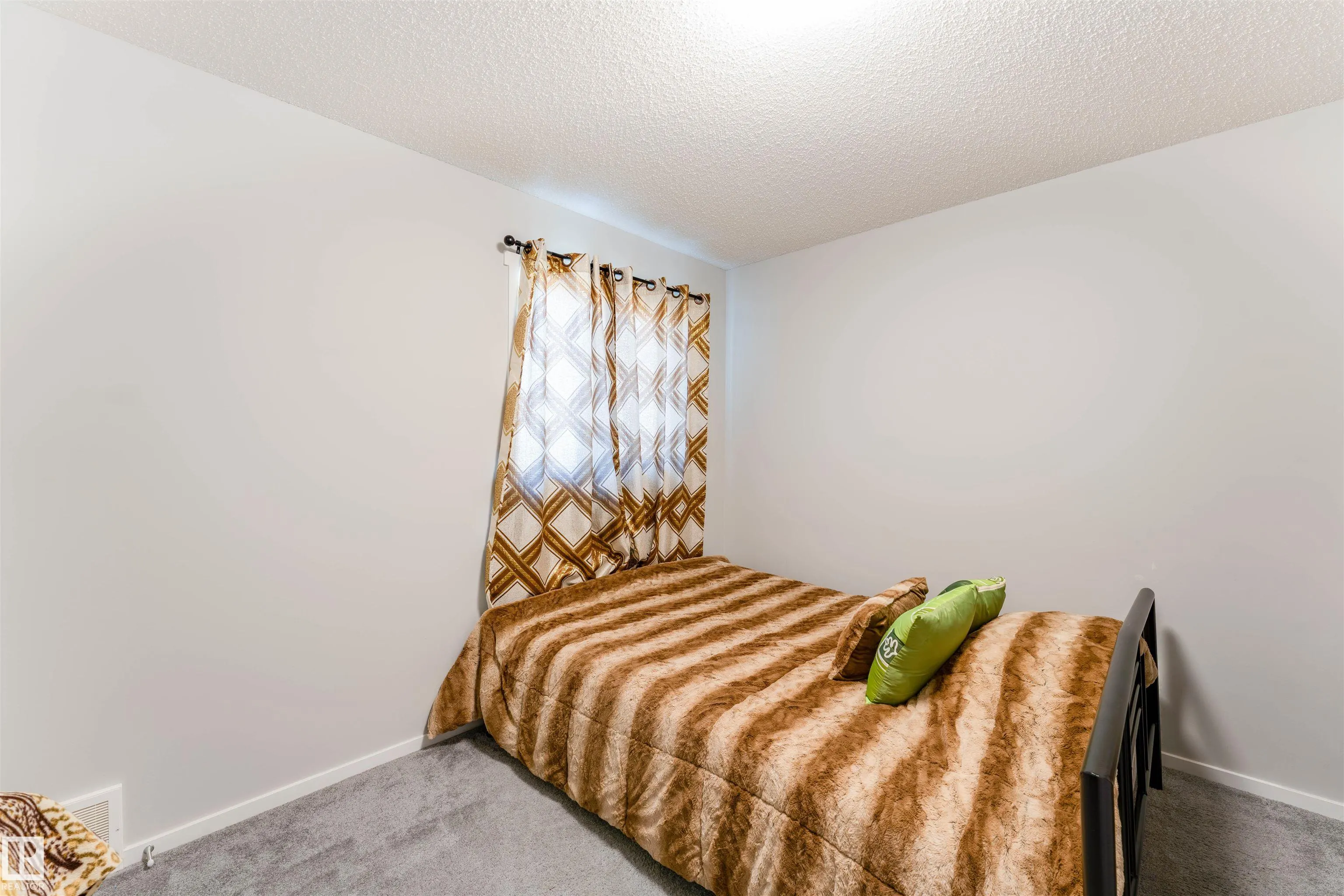 6004 11 ROSENTHAL Way