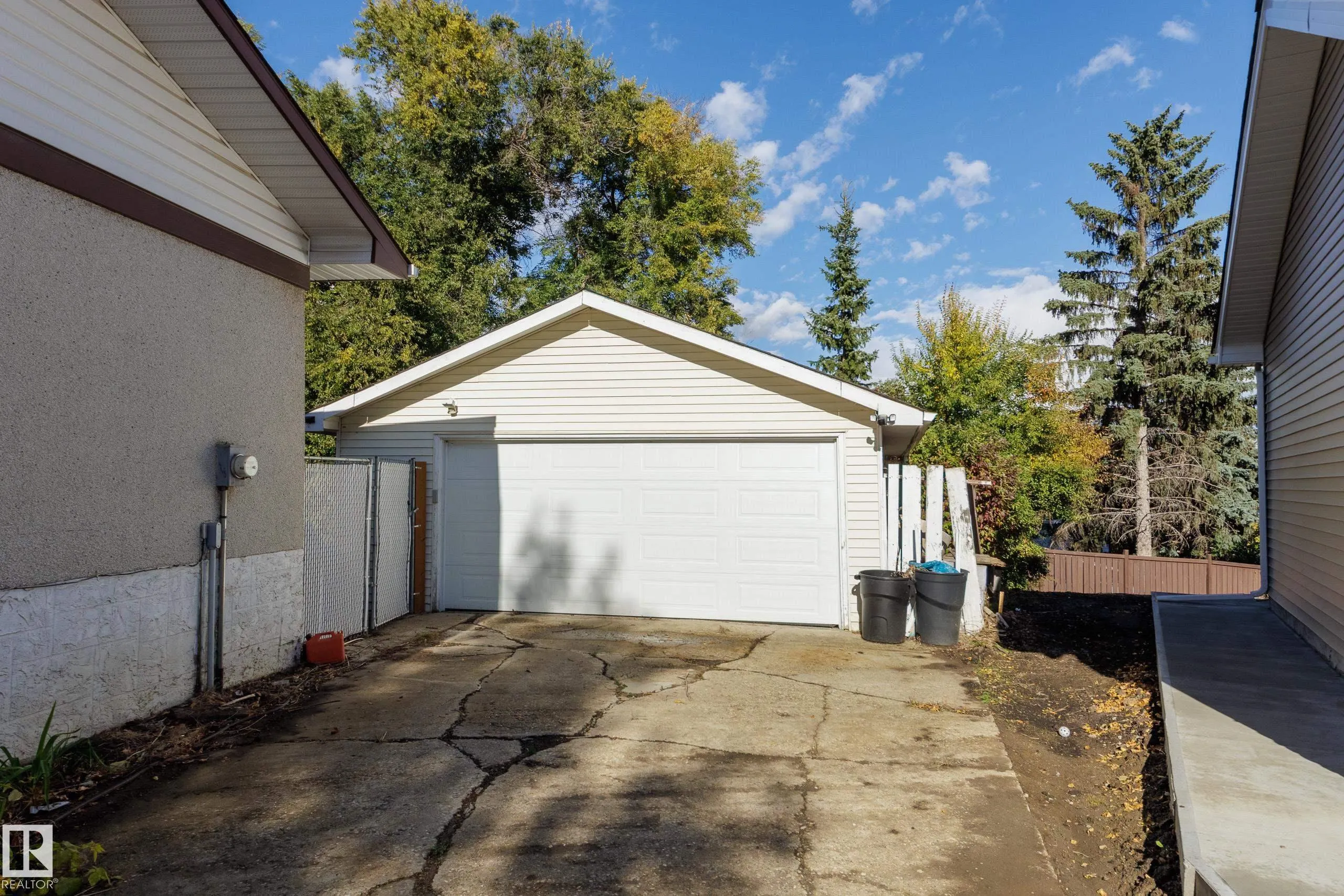 22 FALCON Crescent