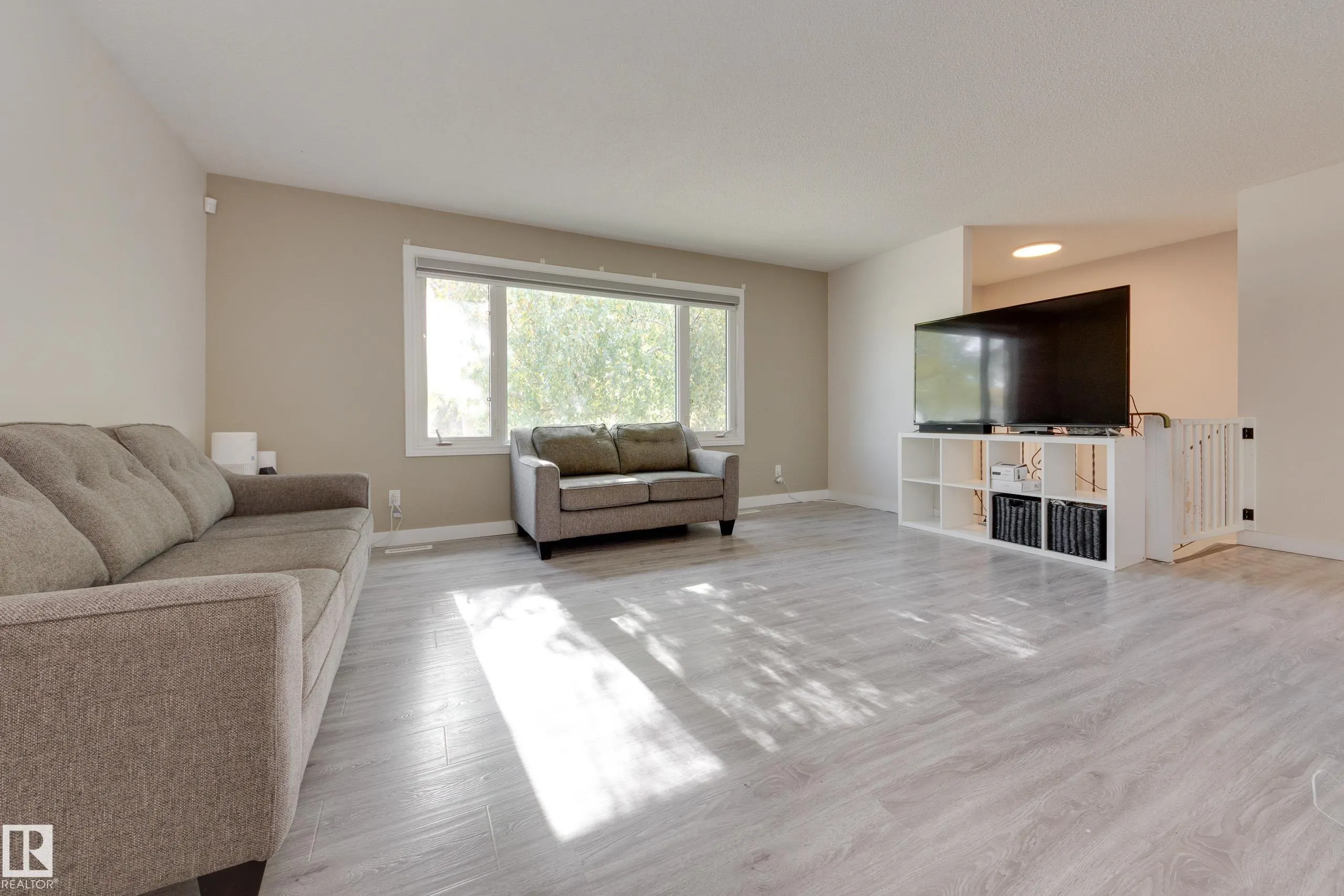 22 FALCON Crescent